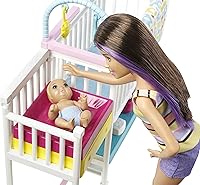 Vista 3 de Muñecas y juego de Barbie Skipper Babysitters Inc, guardería para tomar la siesta y cuidar, muñeca Skipper, muñeca bebé, cuna y más de 10