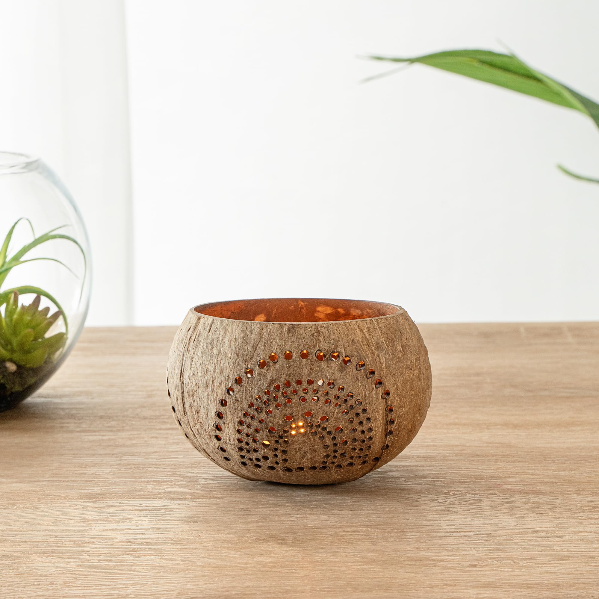 Restaurantware Coco Casa Kerzenhalter aus Kokosnussschale, 10 x 8,4 cm, 10 Wiederverwendbare Teelichthalter, Kerze Nicht im Lieferumfang enthalten, Regenbogenmuster, hellbraune Kokosnussschalen für