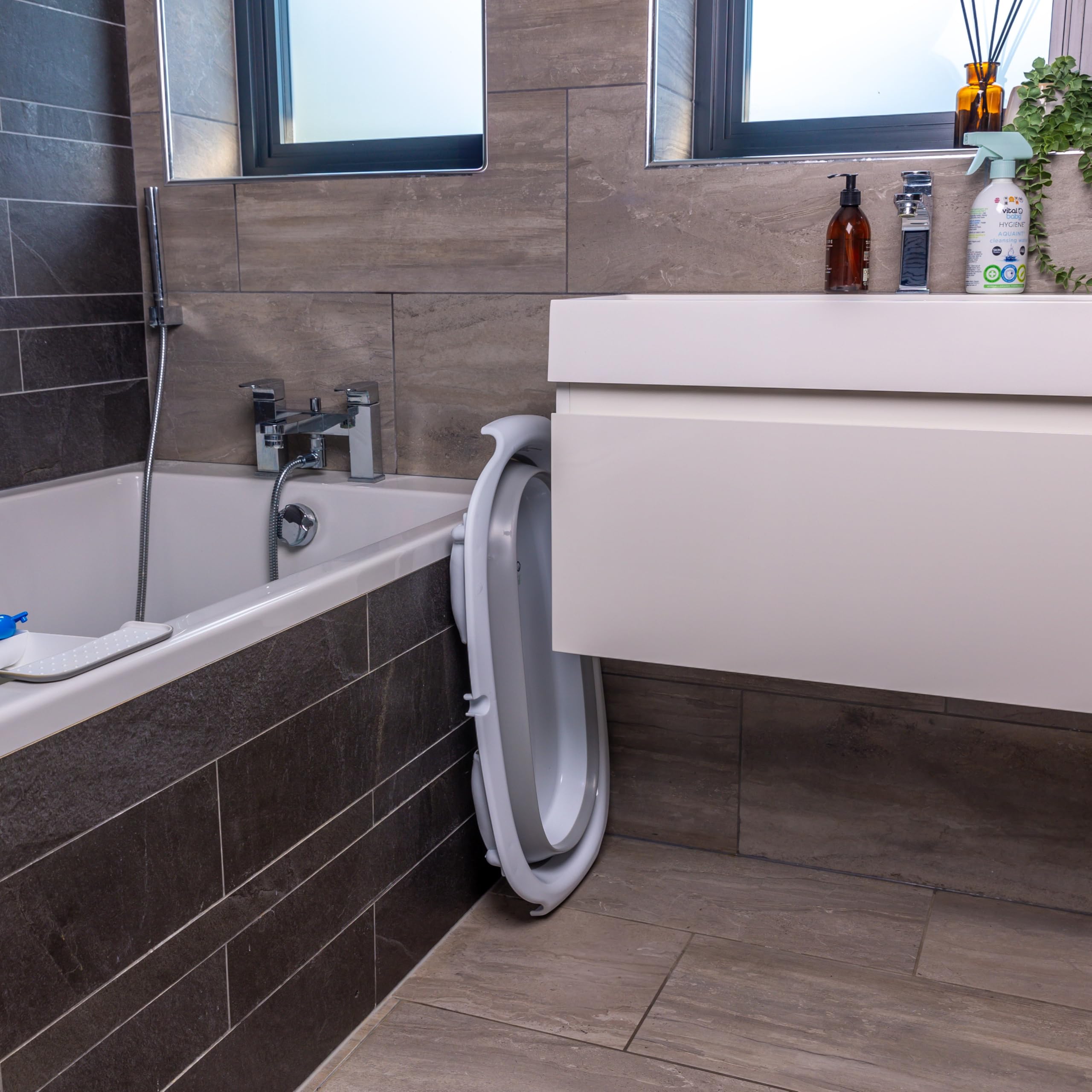 Vital Baby Hygiene Faltbare Babywanne mit wärmeempfindlichem Stöpsel – Kompaktes Klappdesign, stabile Feststellbeine, eingebauter Stöpsel warnt vor heißem Wasser, einfaches Ablassen, ideal für