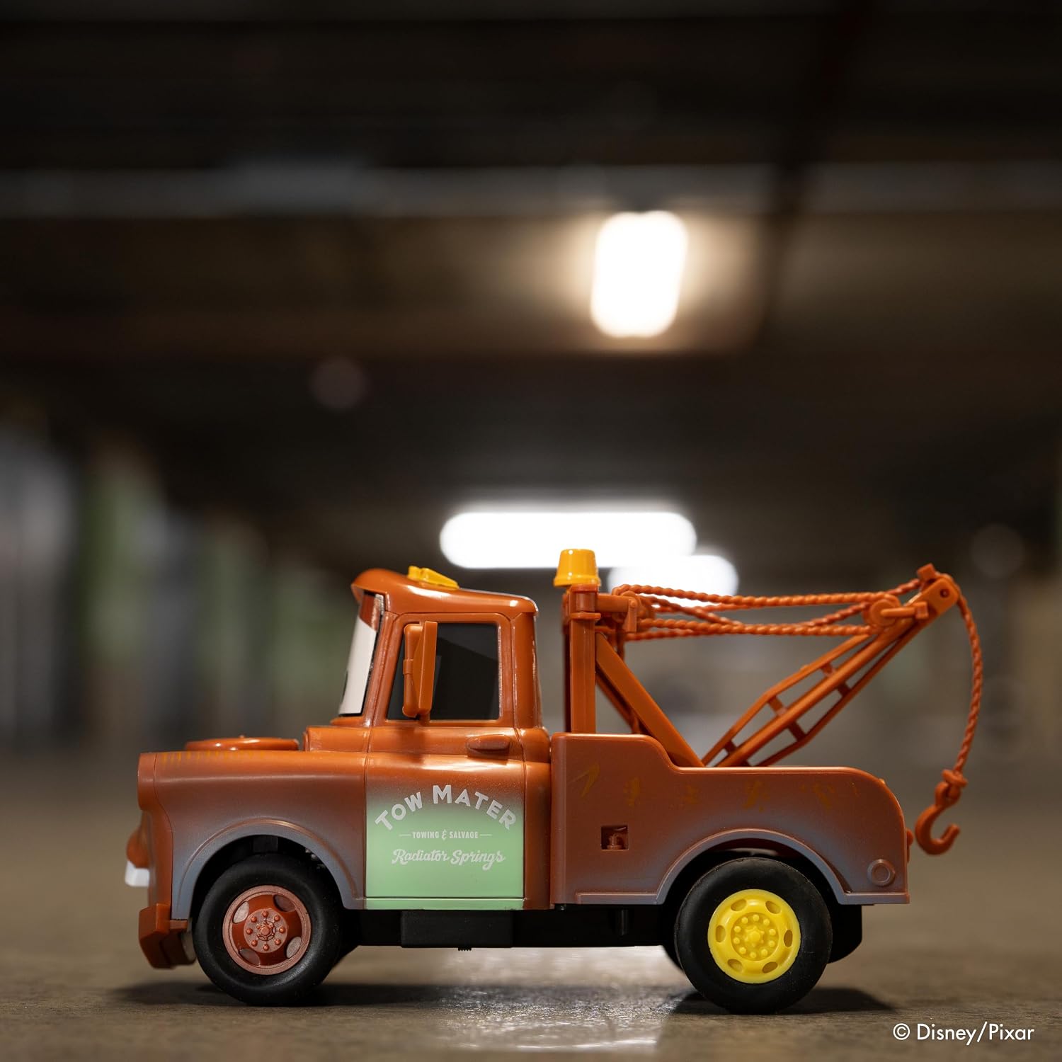 Jada Disney Pixar Cars Turbo Racer Tow Mater – 1:24 Scale RC Vehicle – Turbo Boost, USB Rechargeable, 2.4GHz – Remote Control Toy for Kids Ages 6+ – Rust Finish Toys