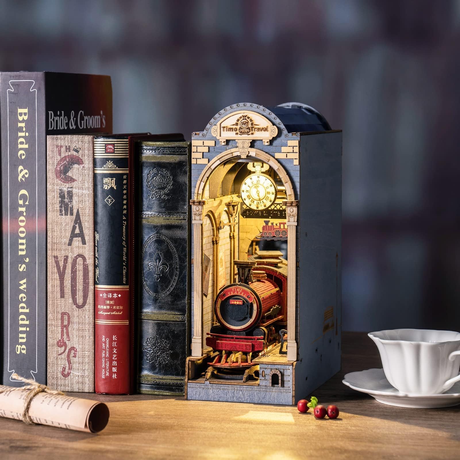 RoWood DIY Book Nook Kit - Miniatura Libro Nook Booknook Modellismo Kit Puzzle in Legno 3D per Libreria Fermalibri Decor con Mobili e Luce a LED