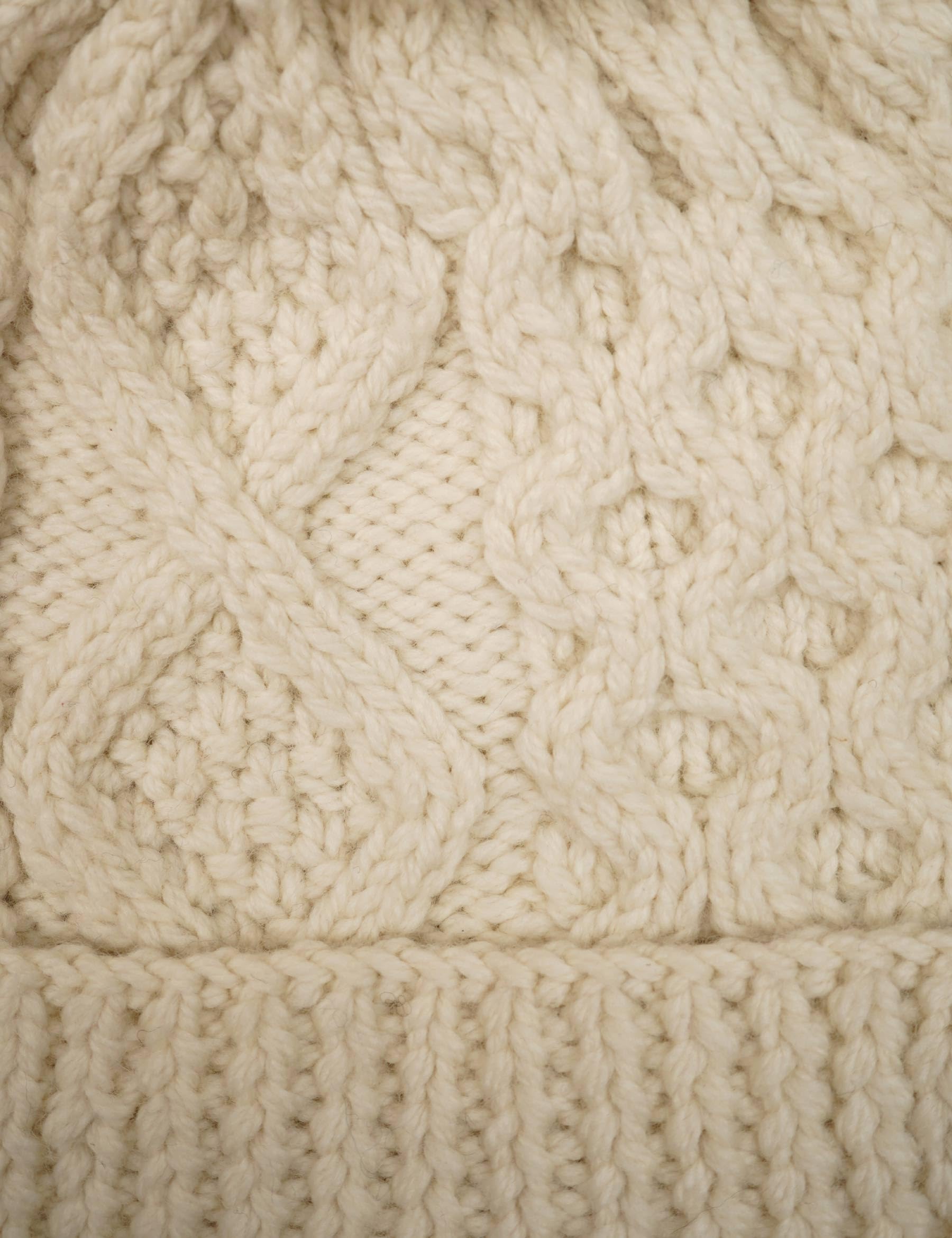 Pachamama Bonnet à pompon 100 % pure laine mérinos tricotée à la main Motif torsadé Uni Taille unique Fait à la main Doux Chaud Respirant Évacuation de l'humidité Commerce équitable