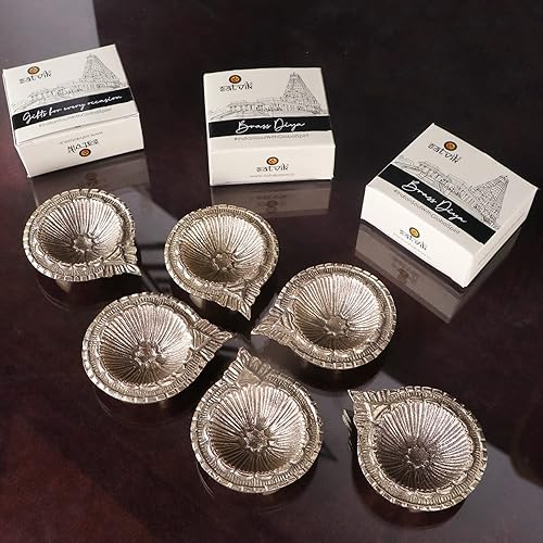 Satvik - 8 piezas de latón Laxmi Diya grabado floral diseño Pooja Diwali Home Mandir Decor lámpara de aceite Kutthu Vilakku Nilakku Lakshmi Pujan