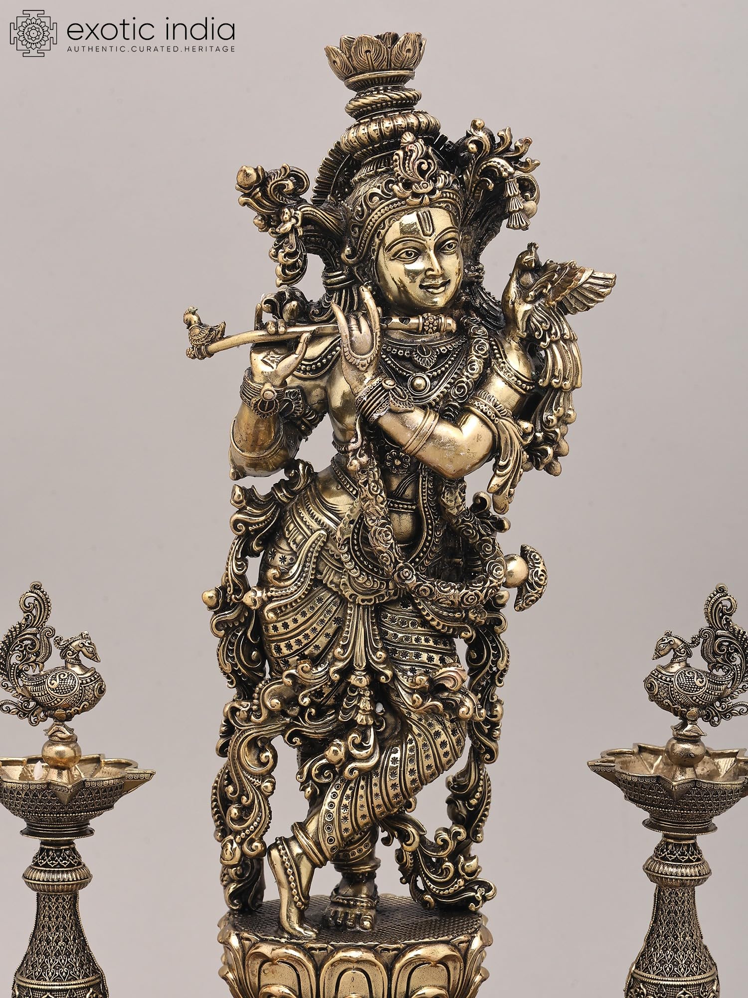 Exotic India 38 cm Superfine lord Kryszna grający na flecie mosiężny posąg na drewnianej podstawie z pawim głębokim olejem lampa idol do dekoracji świątyni domu