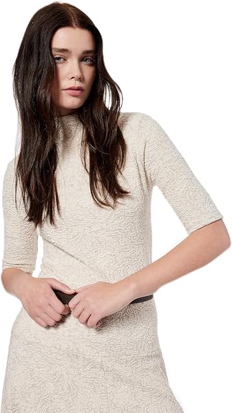 Koton X Şahika Ercümen - Slim Fit Dirsek Boy Kısa Kollu Dik Yaka Dokulu Tişört