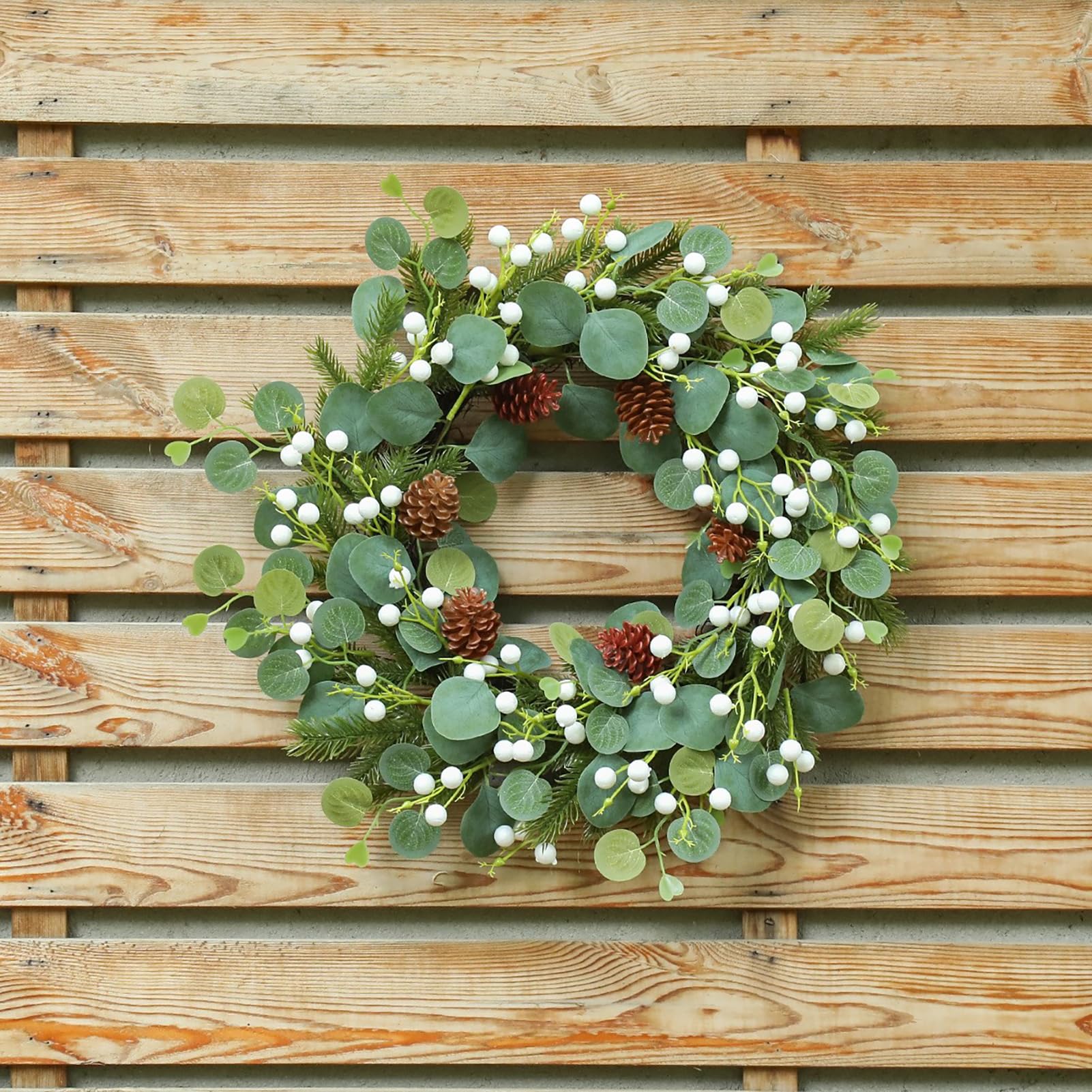Corona Navideña para Puerta de Entrada Corona Artificial de Bayas Rojas Navideñas de 20 Pulgadas con Piñas y Hojas de Eucalipto Adornos Colgantes Navideños para Decoración (Baya