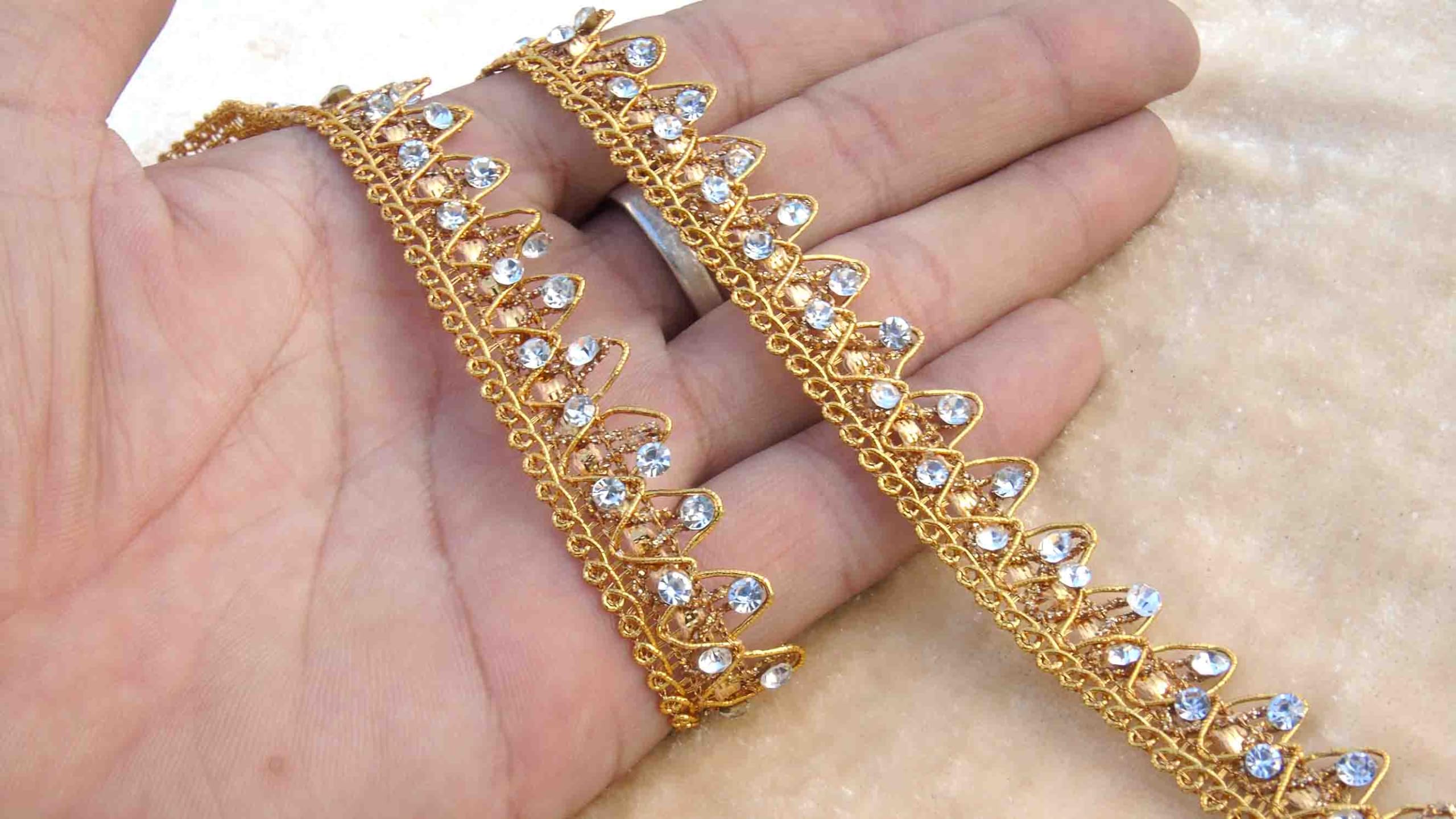 Encaje jarkan dorado Strala de 9m con pedrería fina para vestidos de gala y saris exclusivos