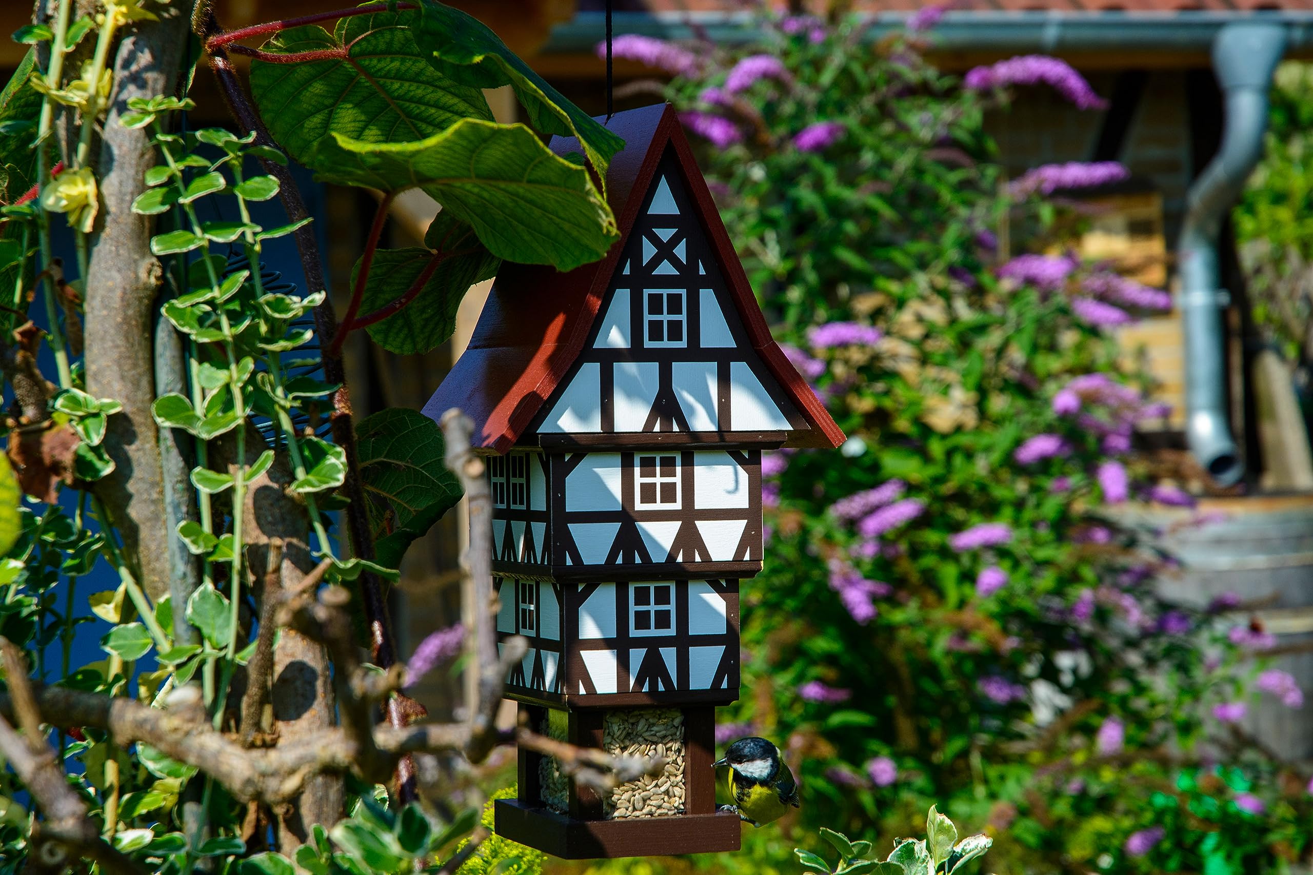 dobar® Design Vogelfutterhaus Zuckerhut zum Aufhängen mit großem Futtersilo, wetterfest - Vogelhaus im Fachwerkstil - 20 x 18 x 41 cm - Weiß/Braun/Rot