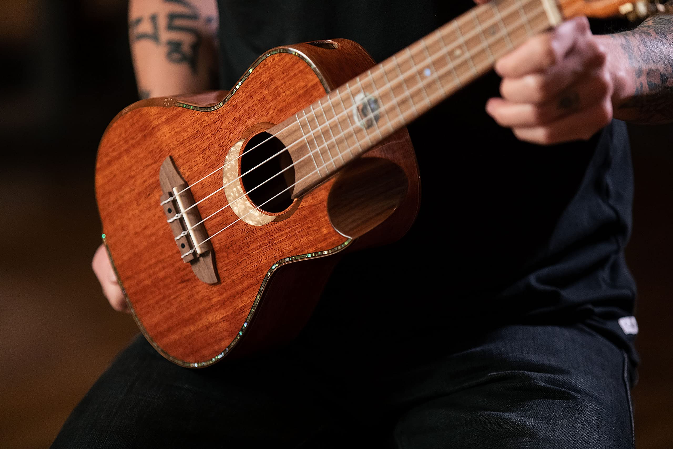 Ortega Guitars Ukulélé Concert Acoustique – 2 évents sonores – Série Custom Built – Avec Housse – Acajou, Naturel (ECLIPSE-CC4)