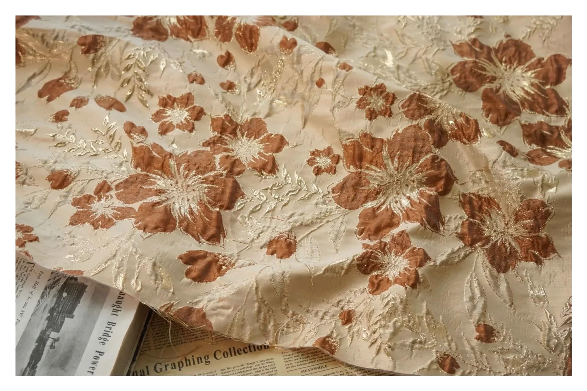Jedwabista satynowa tkanina typu liquid, Jedwabista satynowa jedwabna tkanina żakardowa z tłoczonym kwiatem Damska sukienka wielokolorowa 45 cm x 145(Brown)