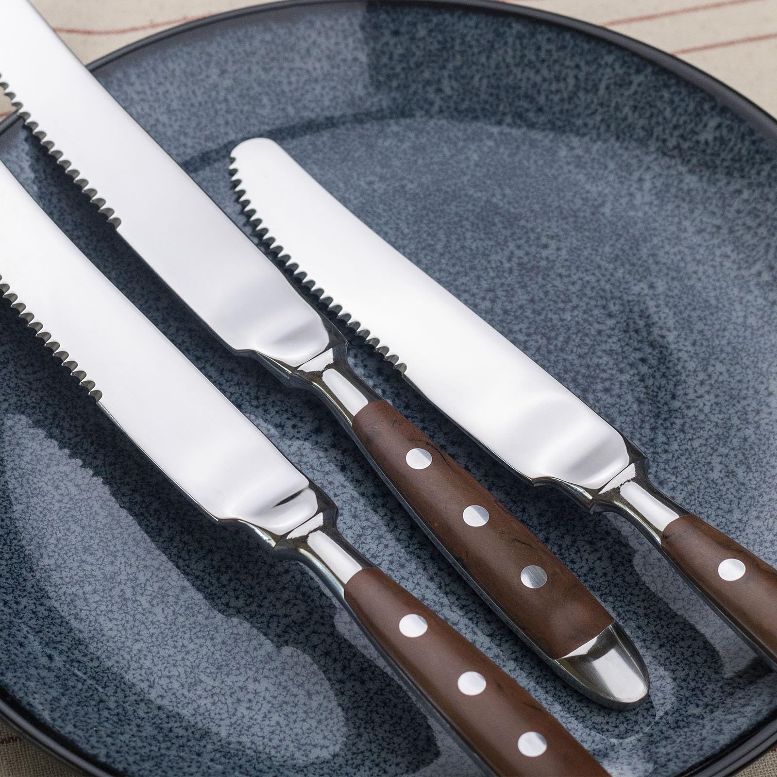 Alata Set di 6 coltelli da bistecca della serie Berlin di, set di coltelli da cucina per bistecca, manici marrone, acciaio inossidabile lucidato, bordo seghettato, per la casa, la sala da pranzo