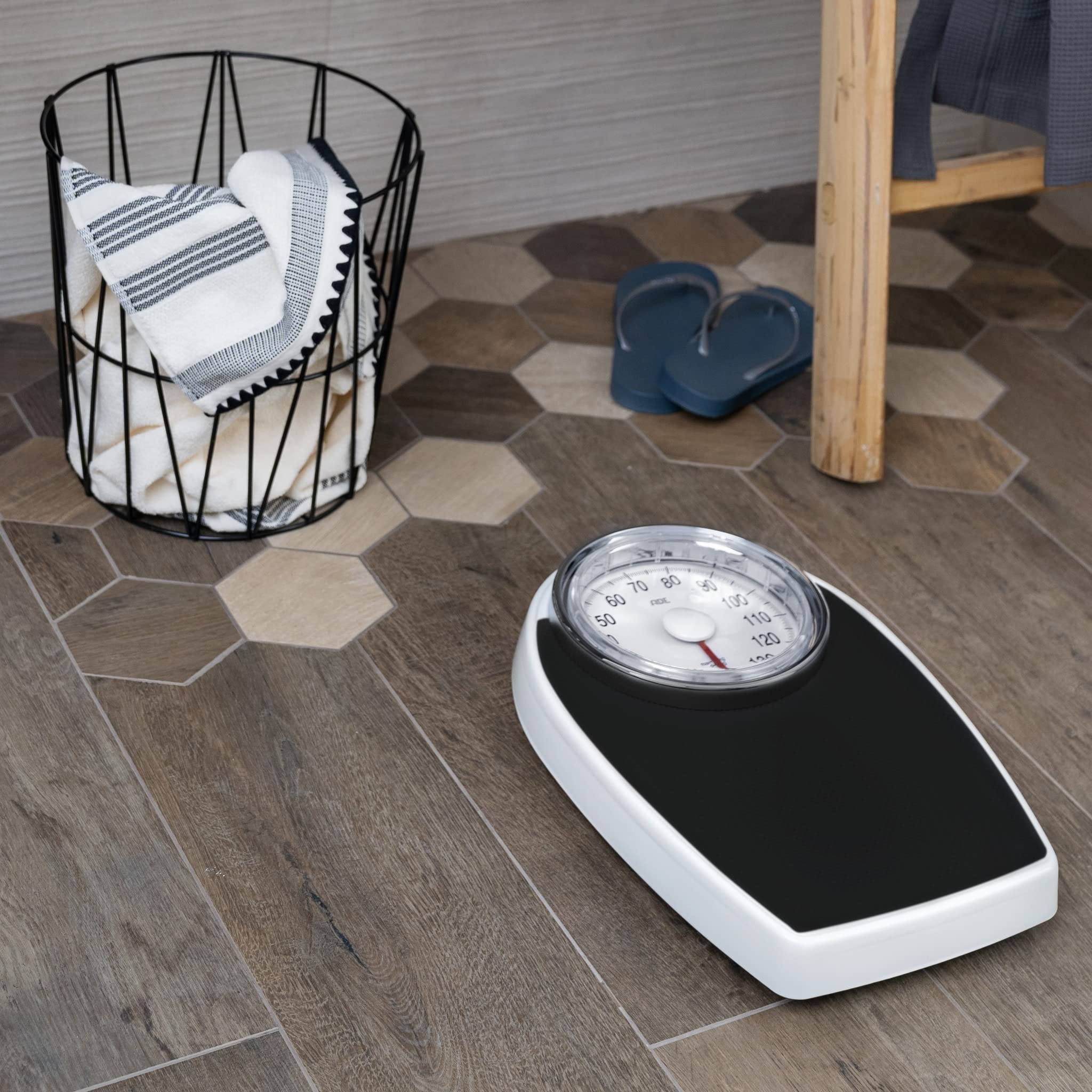 ADE Báscula mecánica de baño | aspecto retro | superficie de pesaje antideslizante | báscula personal analógica | dial grande y fácil de leer | sin pilas | hasta 136 kg | negra