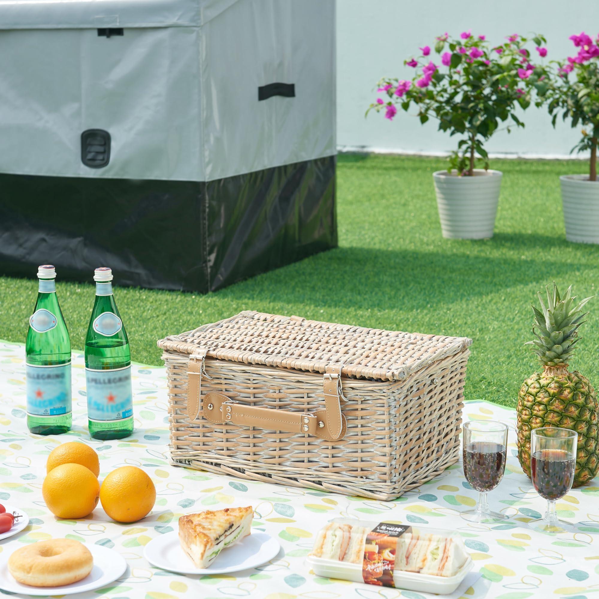 casa.pro Juego de Cesta de Pícnic para 4 Personas con Platos Cubiertos Espacio Amplio para Comida Refrescos Forro a Rayas Correas de Polipiel Mimbre 42 x 28 x 20 cm - Blanco/Azul