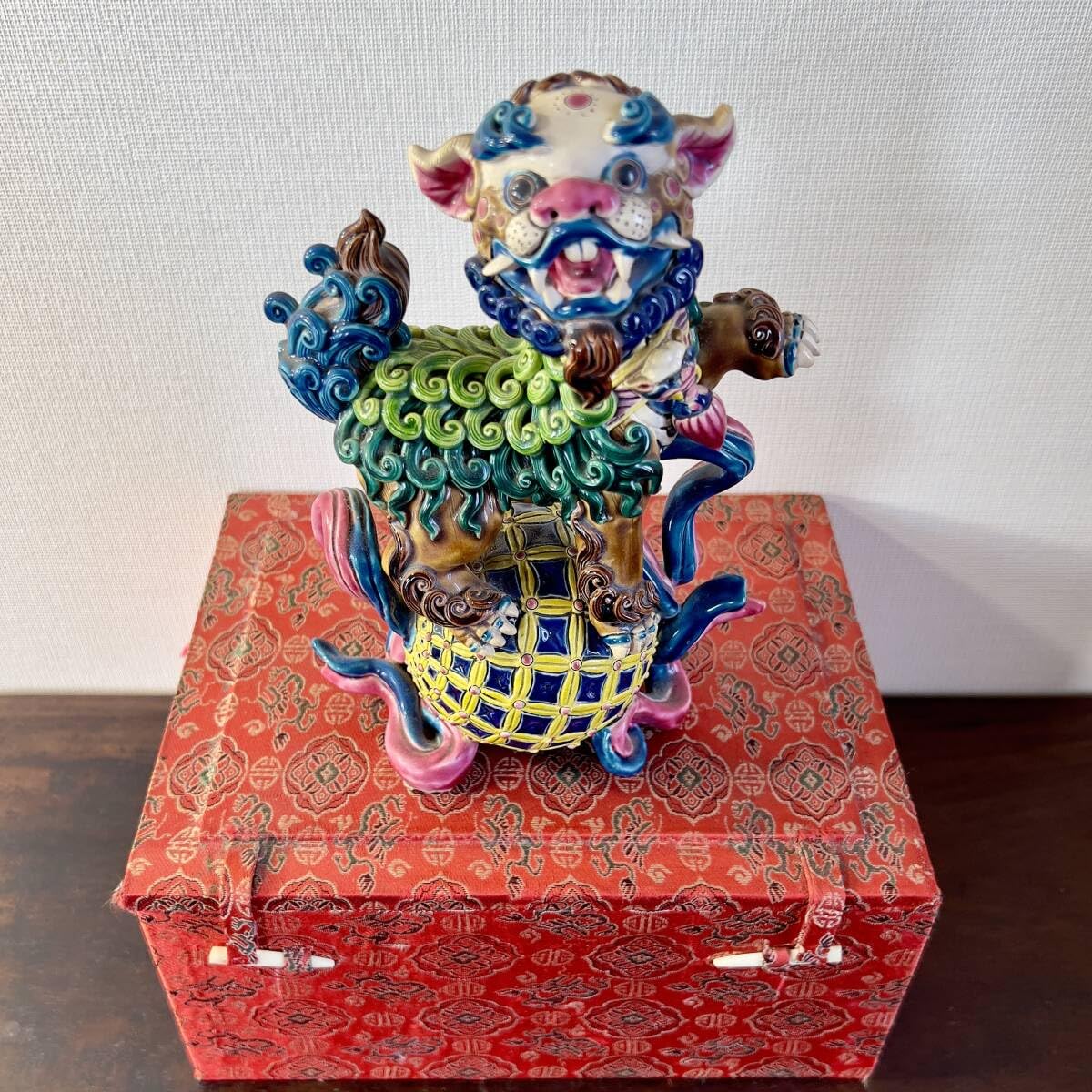 台湾交趾陶　(30年以上前の作品) Amazon.co.jp: 台湾交趾陶彩色獅子高さ21cm在銘箱付中国美術唐物古美術