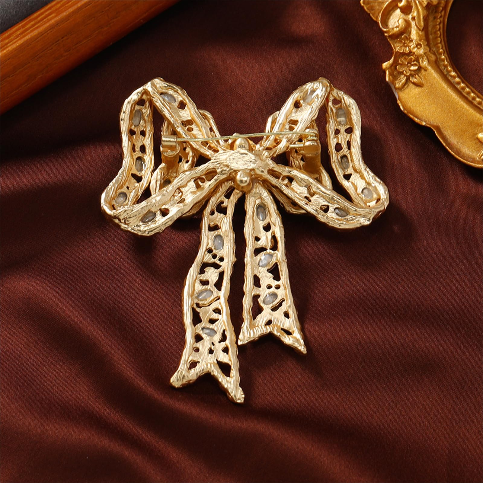 Broche de lazo vintage con diamantes de imitación para mujer, pin artístico retro de cristal rojo para abrigo de invierno elegante
