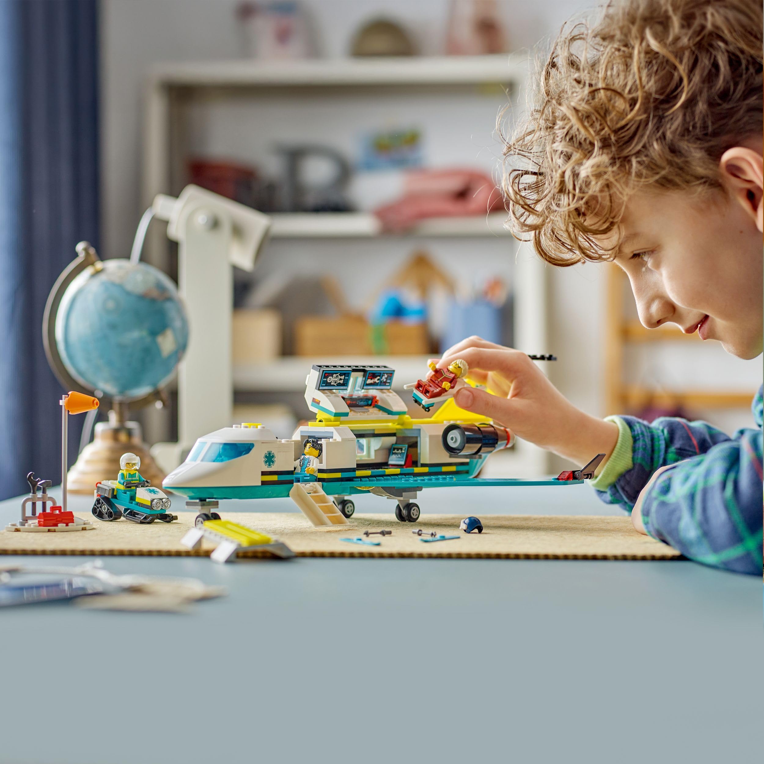 LEGO City Ambulancia Aérea de Emergencia - Juego Médico con Avión Sanitario de Juguete - 4 Minifiguras inc. Médica y Piloto - Moto de Nieve, Camilla y Herramientas - Regalo para Niños de 6+ Años 60465