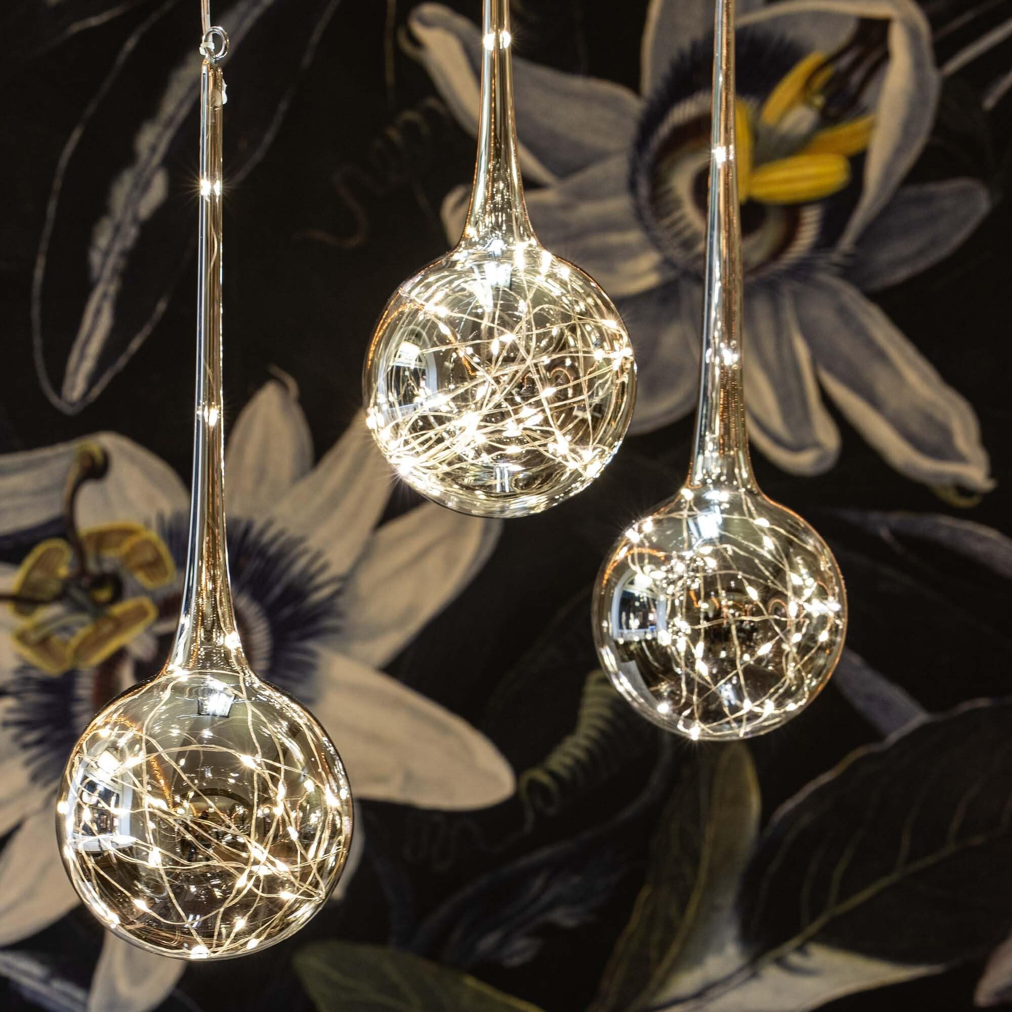 Hellum Glaskugel Deko hängend, Glastropfen mit 30 LED Lichterkette mit Timer, Fernbedienung, 3 Stück 13,5 x 40cm, Lichtkugel innen, LED Glaskugel für Fenster, ganzjährige Dekoration <59lm 152326