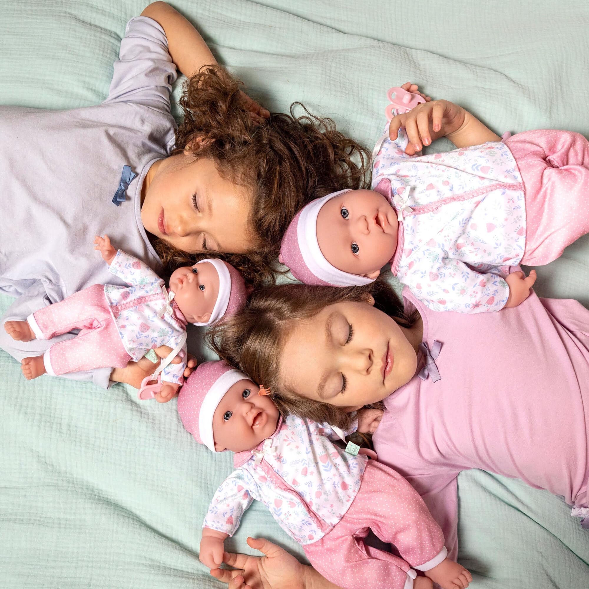 JC TOYS - Bambola La Baby da 28 cm ha corpo morbido e lavabile, coperta e ciuccio, rosa floreale, progettata in Spagna, +12 mesi