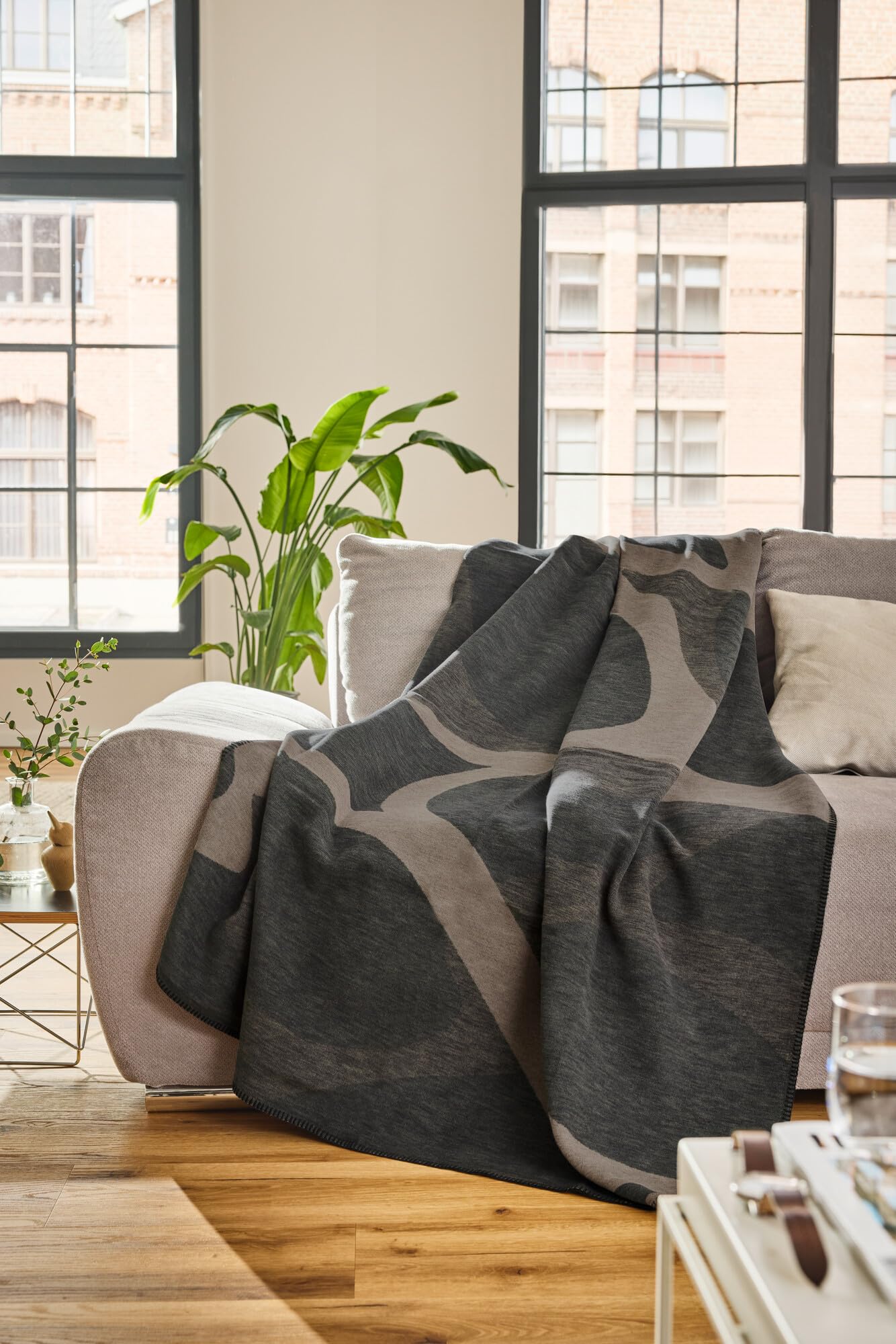 Ibena Decke Lipari 140x200 cm grau, Made in Germany - Bio Baumwolldecke | flauschige, warme & waschbare Kuscheldecke, Sofadecke grau & braun mit grafischem Muster, Wolldecke Oeko-TEX zertifiziert