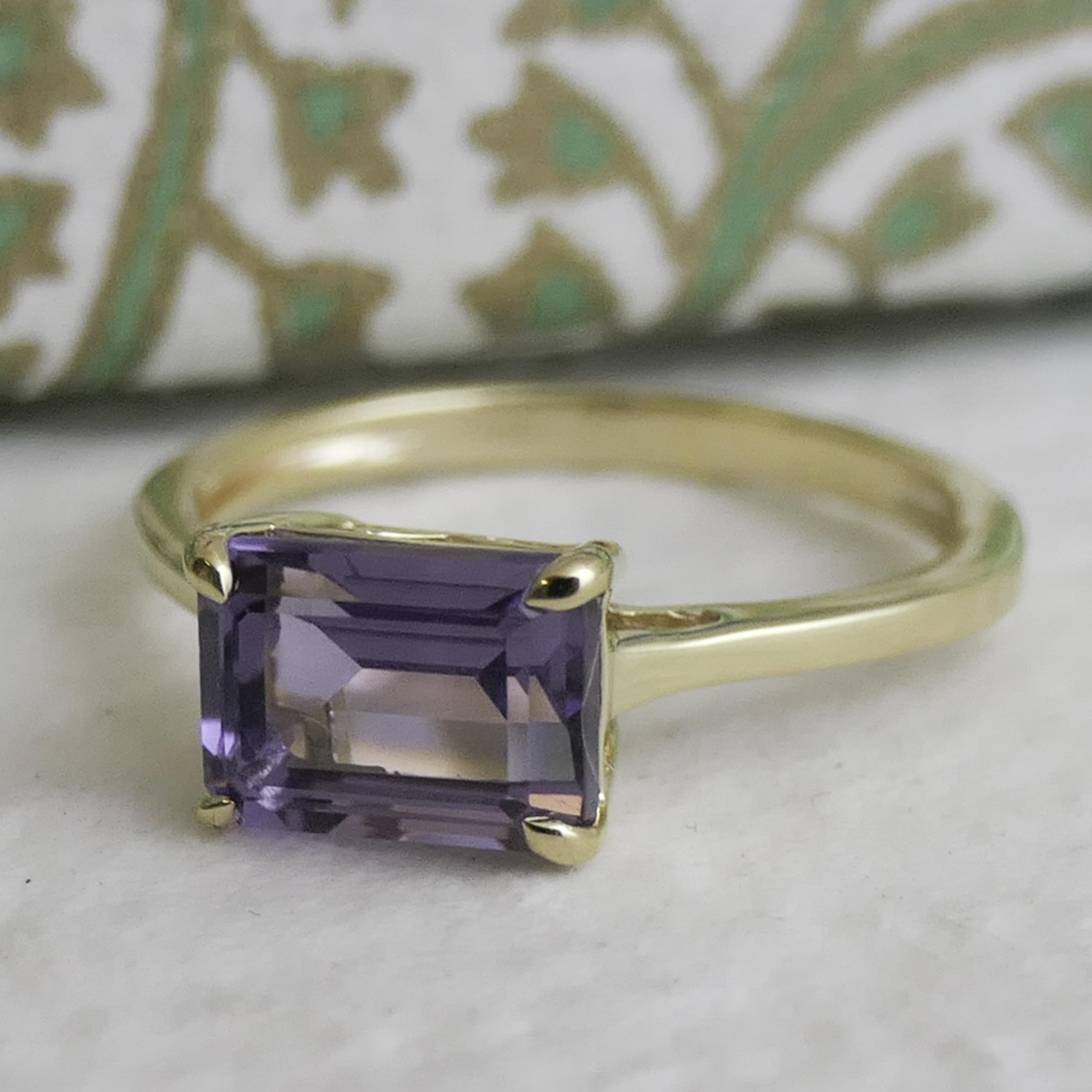 Anillo de plata de ley bañado en oro con amatista talla baguette