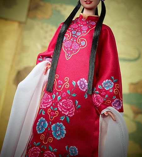 Miniatura 4 de Barbie Muñeca de Año Nuevo Lunar, coleccionable en bata floral roja con accesorios tradicionales inspirados en la ópera de Pekín