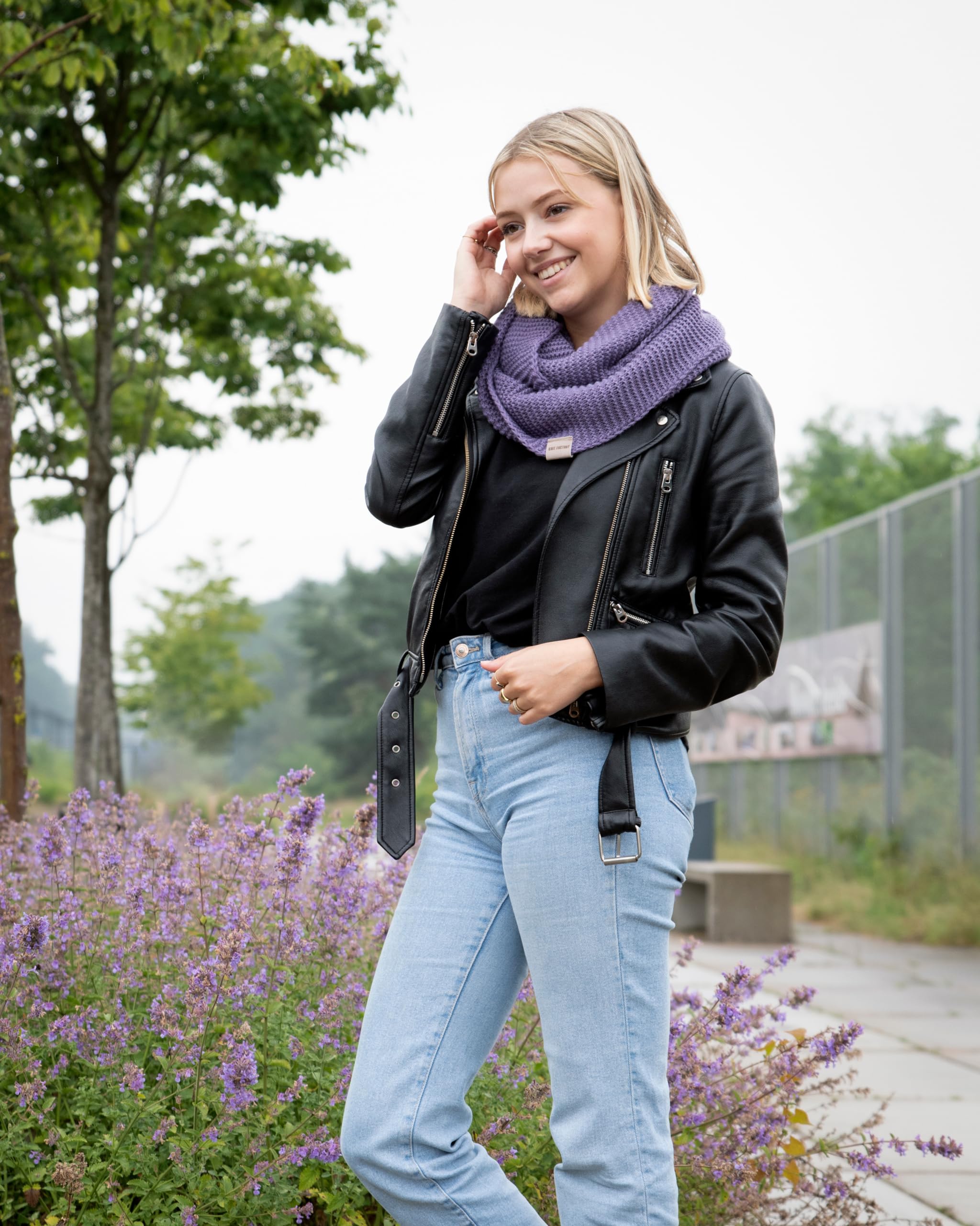 KNIT FACTORY - Jamie Loop Schal - Gestrickter Schlauchschal - Herbst & Winter Essentials - Zeitloses Mode-Accessoire - Für Damen und Herren - Strickschal mit Wolle