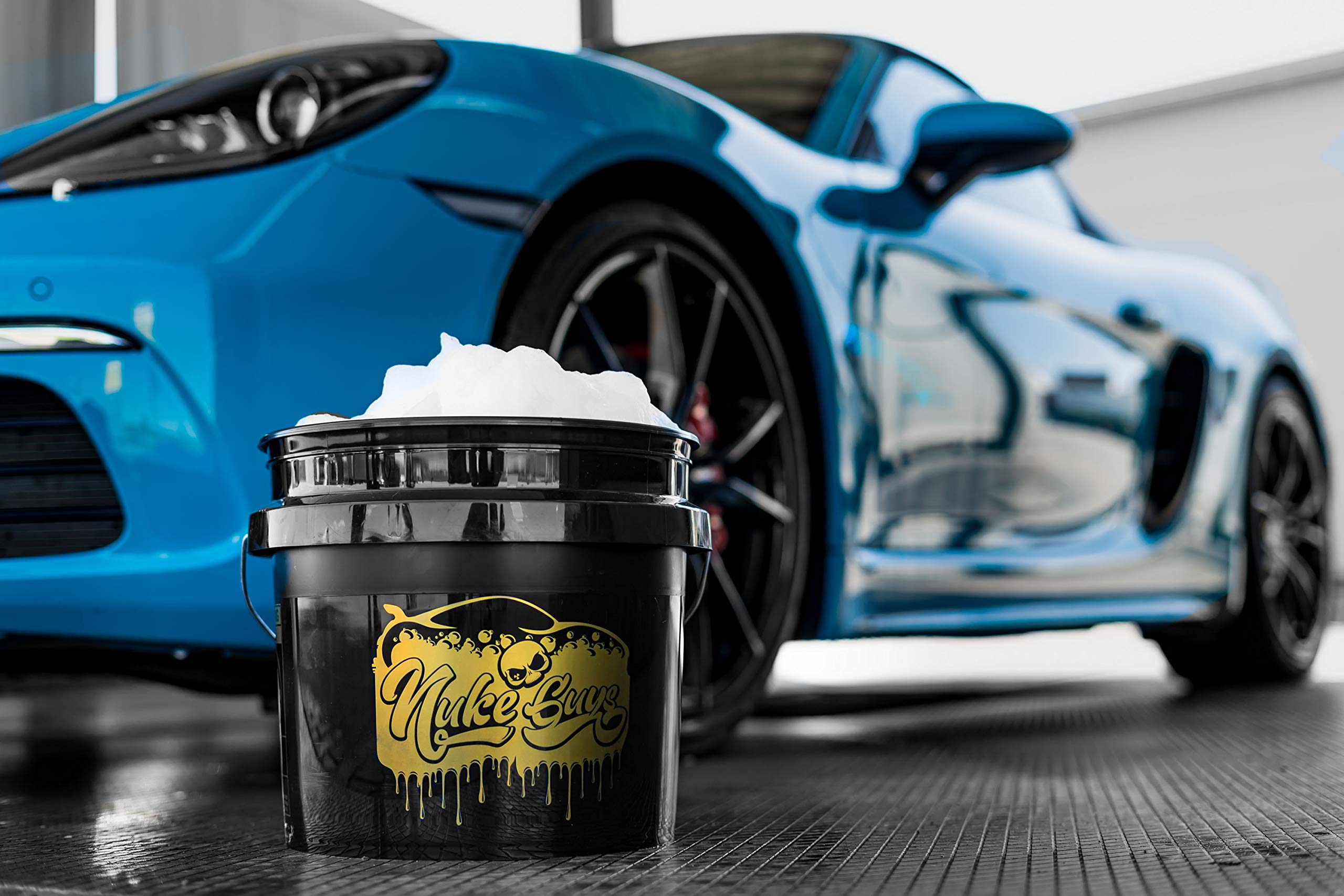 Nuke Guys Golden Bucket, Fallout - Used Look Edition - 2X GritGuard Wascheimer 13 Liter und 2X GritGuard Eiimereinsatz in Gold - Autowascheimer mit Schmutzsieb für die schonende Autowäsche