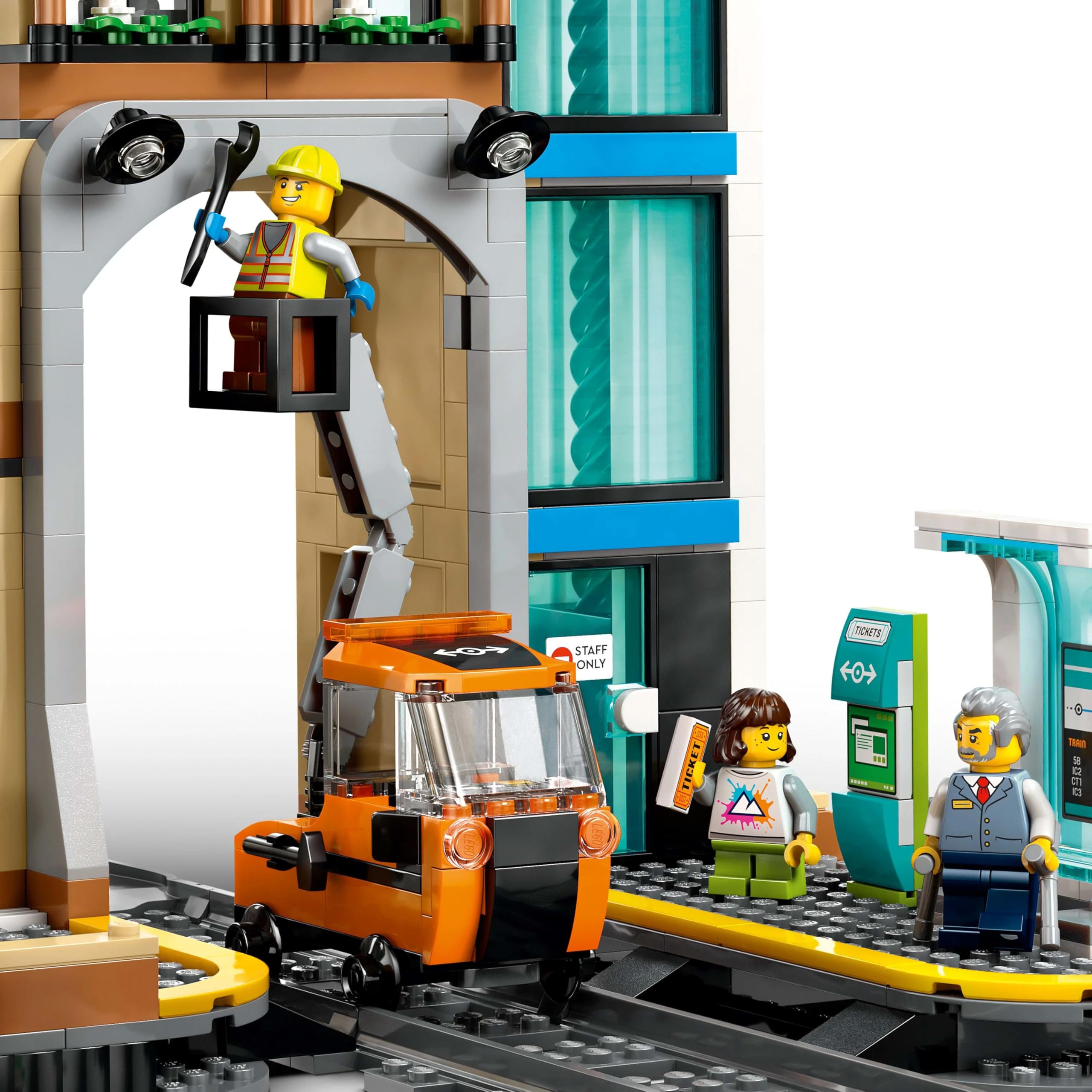 LEGO City Centralny dworzec kolejowy, zabawka dla 7-latka z pojazdami kolejowymi, wagon z wysięgnikiem, sześć minifigurek, figurka dziecka i dwa gołębie, prezent dla chłopca i dziewczynki 60469
