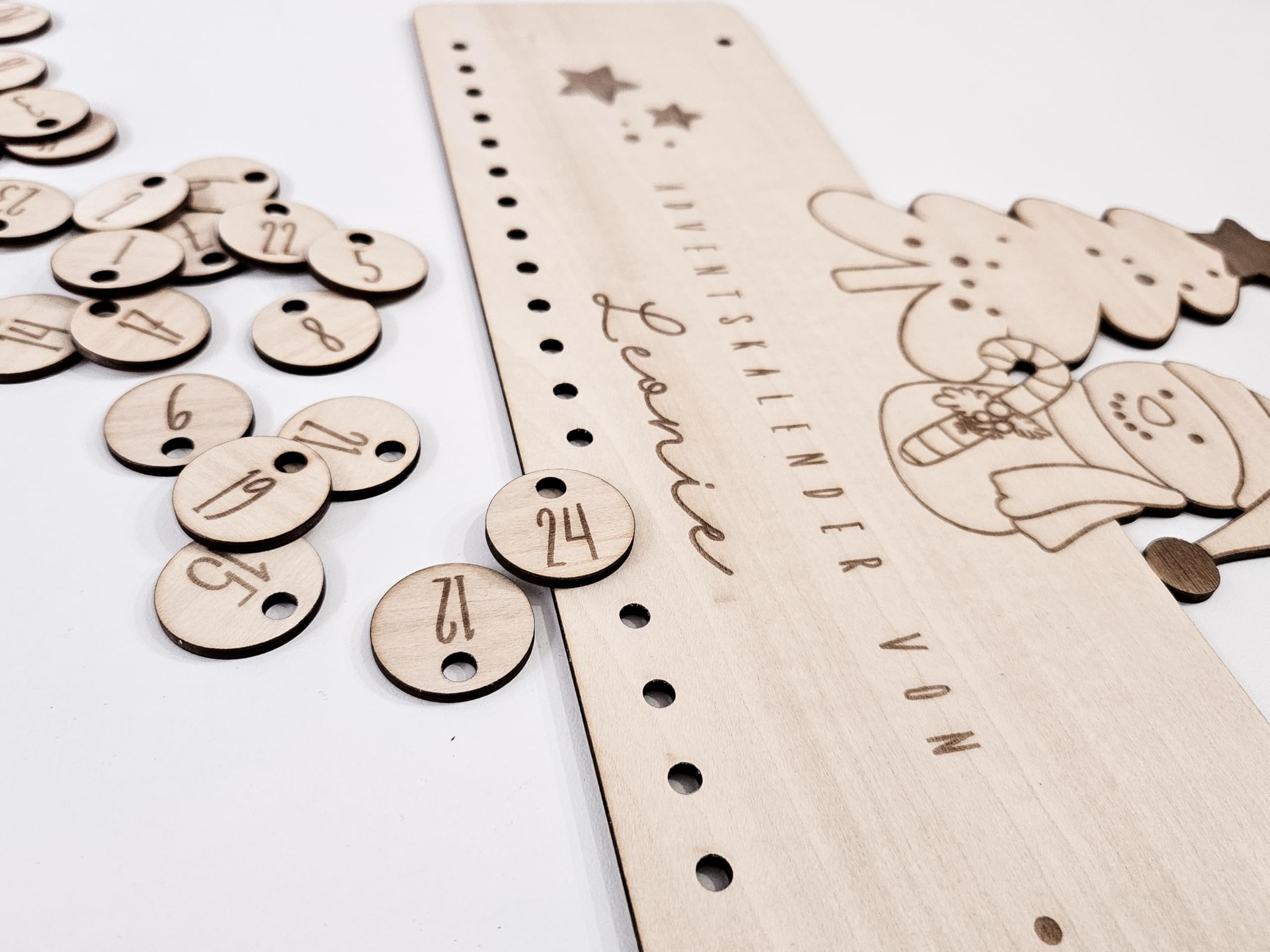 Personalisierter Adventskalender aus Holz zum Befüllen – Nachhaltige Weihnachtsdeko im skandinavischen Stil – Wiederverwendbarer Adventskalender mit Gravur - Set mit Jutesäckchen und Lederbändern