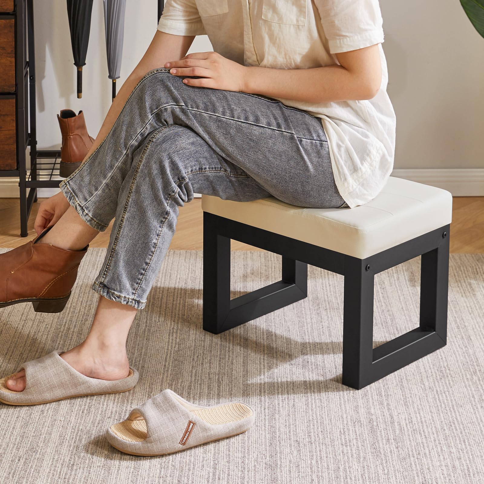 IBUYKE 16” Petit Repose-Pieds Ottomane, Tabouret Repose-Pieds Rectangulaire en Faux Cuir PU avec Assise Rembourrée et Pieds en Métal, Ottomane Moderne pour Salon Chambre Fauteuil, Noir WBD026B