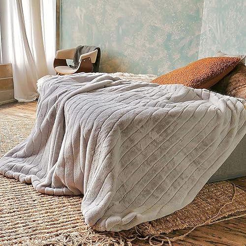 Miniatura 1 de Manta de lujo de piel sintética a rayas de 60 x 80 pulgadas para sofá o cama en gris clásico, ligera, suave y acogedora