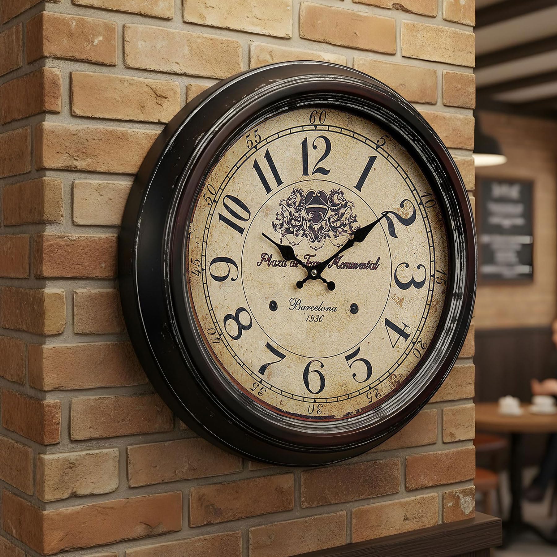 levandeo Wanduhr XXL aus Metall (47 cm) – Nostalgische Bahnhofsuhr mit Barcelona-Motiv und rustikalem Vintage-Design