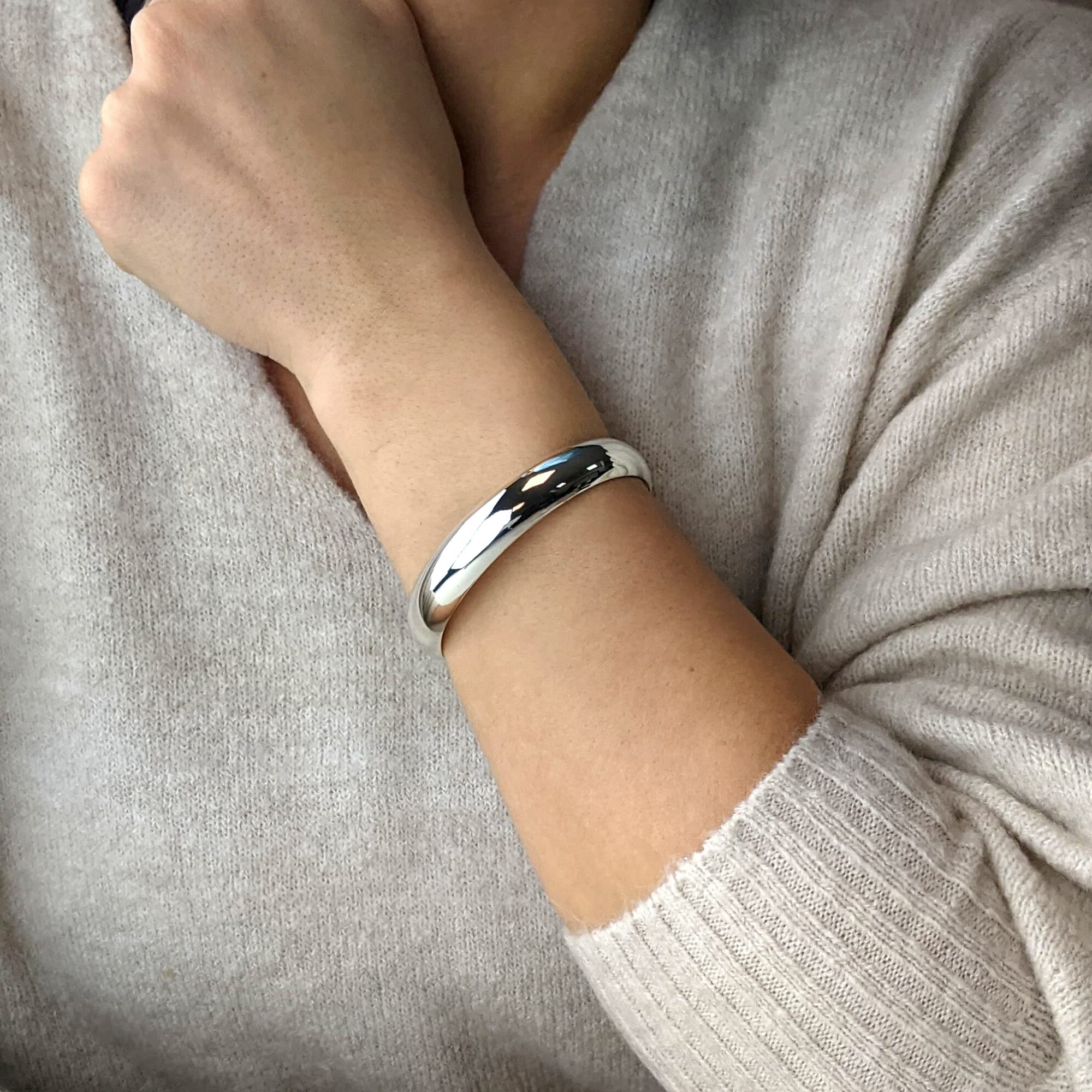 Silverly Brazalete Redondo Ancho de Plata de Ley 925 con Tubo Plano Curvo | Pulsera Clásica Sencilla de Plata para Mujer | Pulseras Anchas Apilables para Mujer | Regalos para Esposa, Mamá y Tía