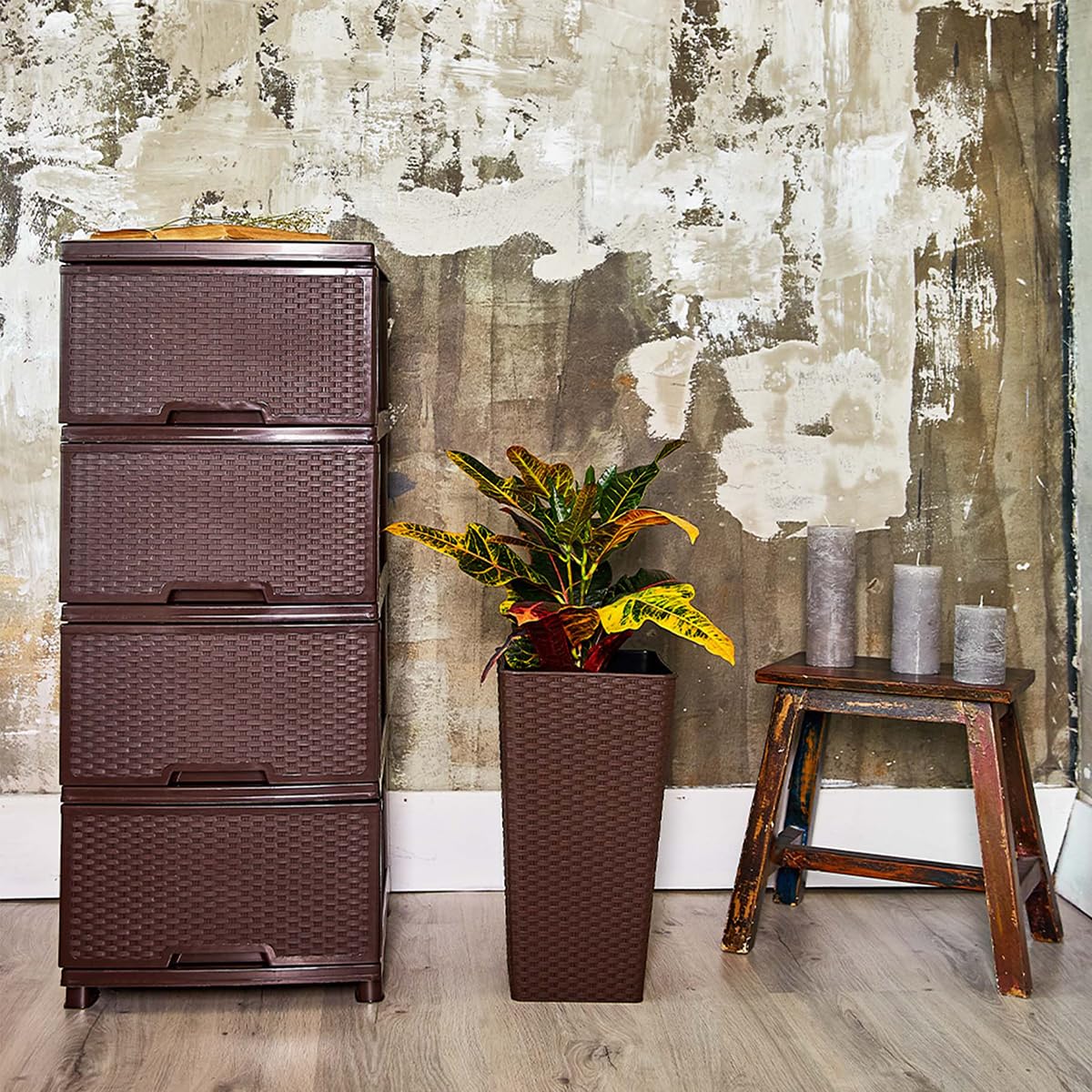 KMND Kommode schmal hoch mit 4 Schubladen | Kunststoff Kommode Rattan Optik | Schubladenkommode Aufbewahrung für Bad Küche Wohnzimmer Schlafzimmer | platzsparender Schrank Organizer Möbel, Weiß-rosa