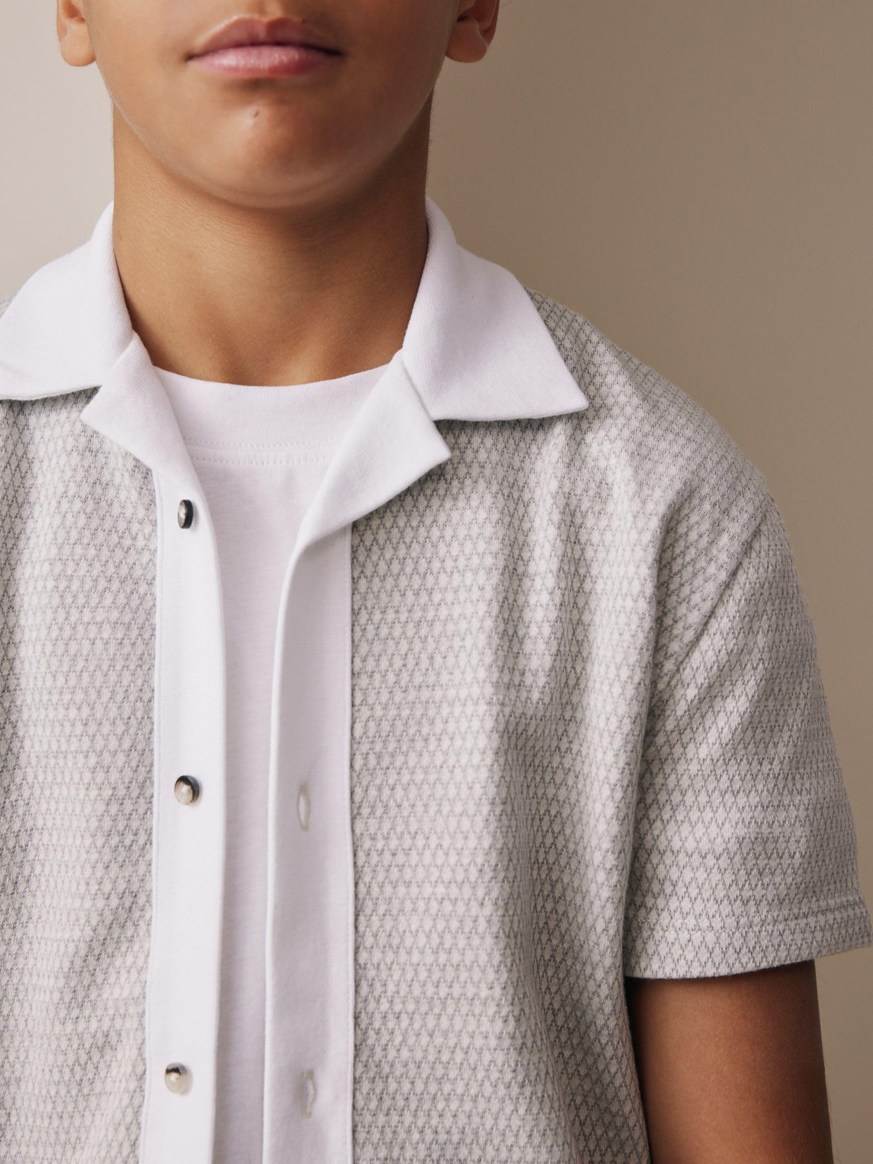 NEXT Jungen Durchgeknöpftes Hemd mit Revers und Shorts im Set