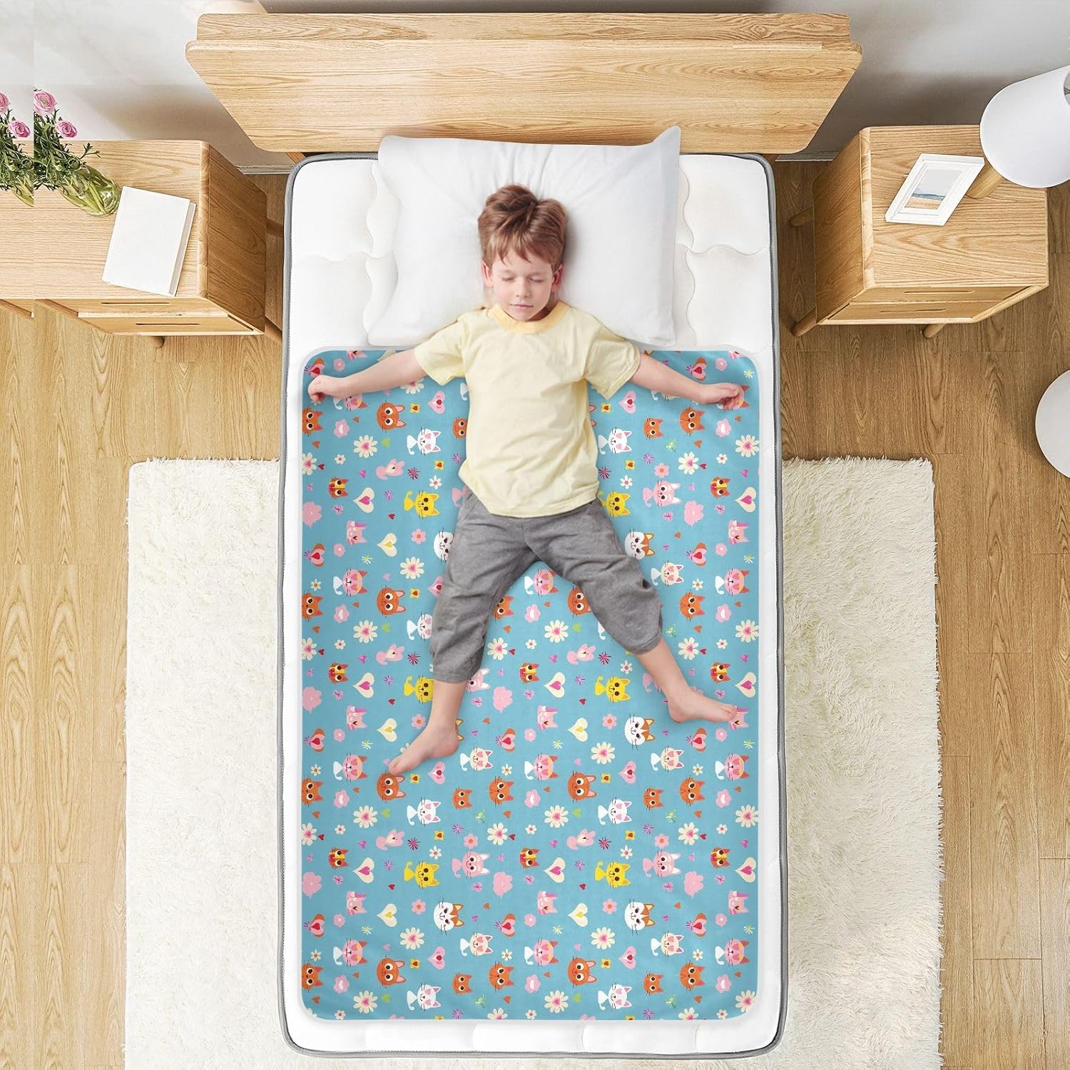 Simple Cartoon Cats Extra Large Resuable Toddler Mattress Pads Soft Absorbent Baby Pee Pads Slip-Resistant Toddler Bedding Products for Infant Baby , 52" L x 34" W
