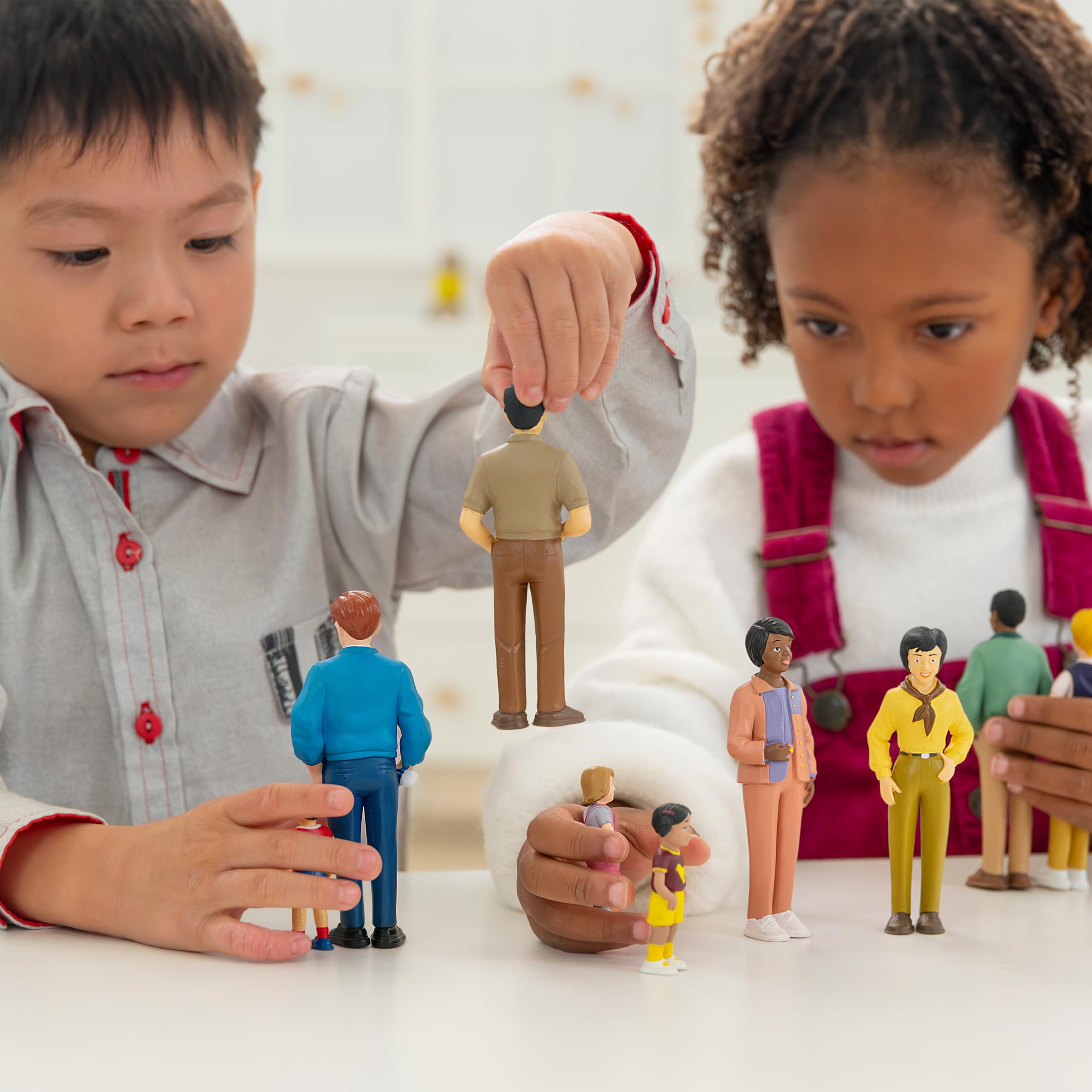 Miniland Diverse families of the world. Set of 9 hand painted dolls, Multicolor - Image 4