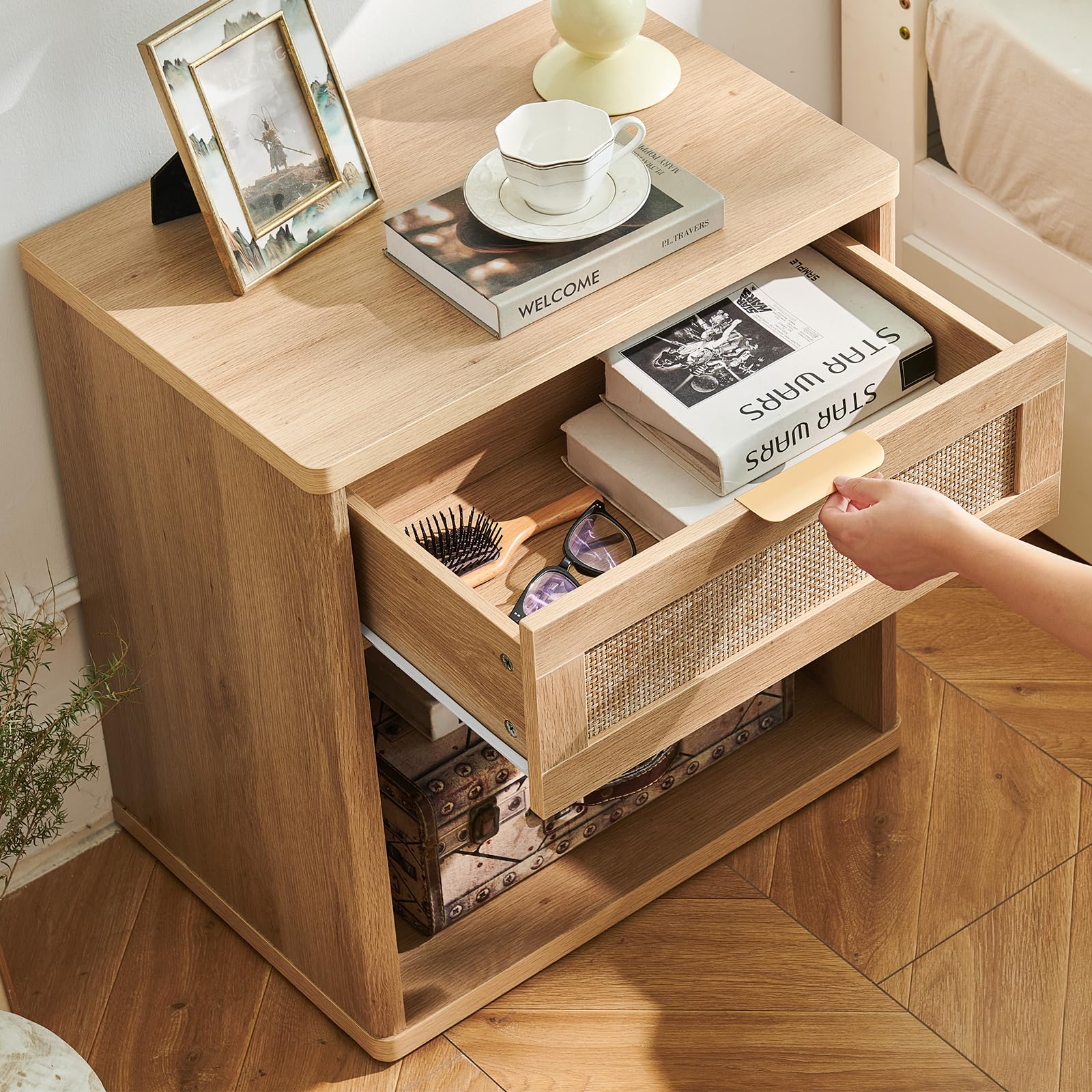 LELELINKY Mesita de noche de ratán de 23 pulgadas de ancho, mesita de noche bohemia con cajón, mesita de noche de madera natural, armario de almacenamiento abierto, mesas auxiliares de cama para