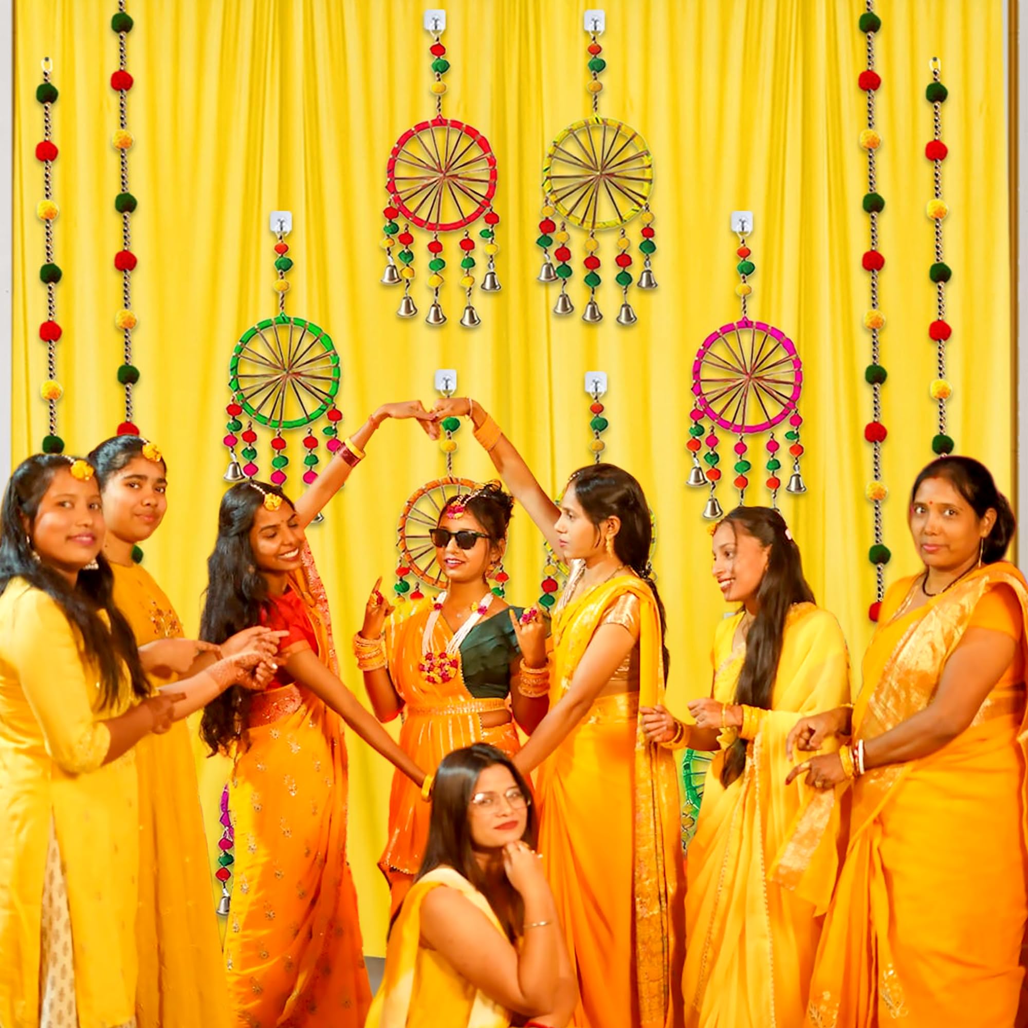 Tela de fondo amarilla para decoración con pompones – 18 artículos de decoración Haldi para decoración del hogar, kit de decoración de fondo Haldi Pooja Boda Saraswati Puja decoración