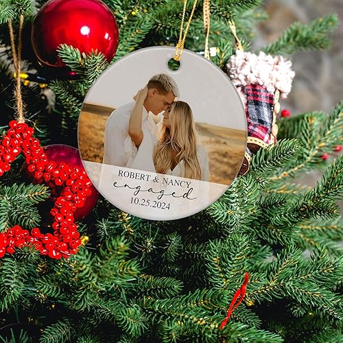 Miniatura 3 de Adorno de recuerdo de pareja recién comprometida 2024, adorno de cerámica de Navidad de compromiso personalizado para parejas, regalo personalizado