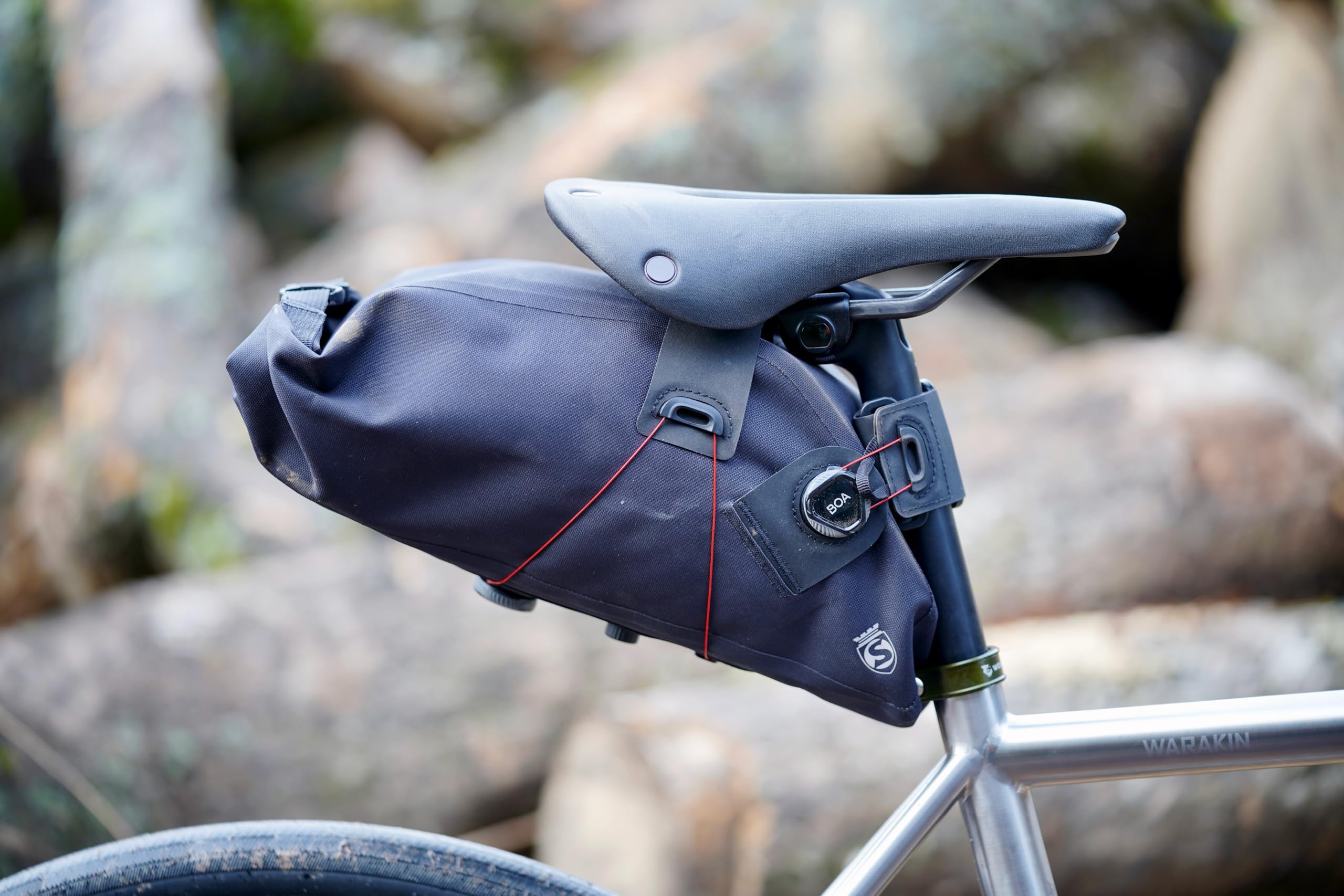 SILCA Grinta Roll Top Seat Pack | pojemność 2–5 l, wodoodporna konstrukcja, system mocowania zapięcia BOA, bezpieczna konstrukcja bez grzechotki, wewnętrzna struktura zapewniająca elegancki wygląd