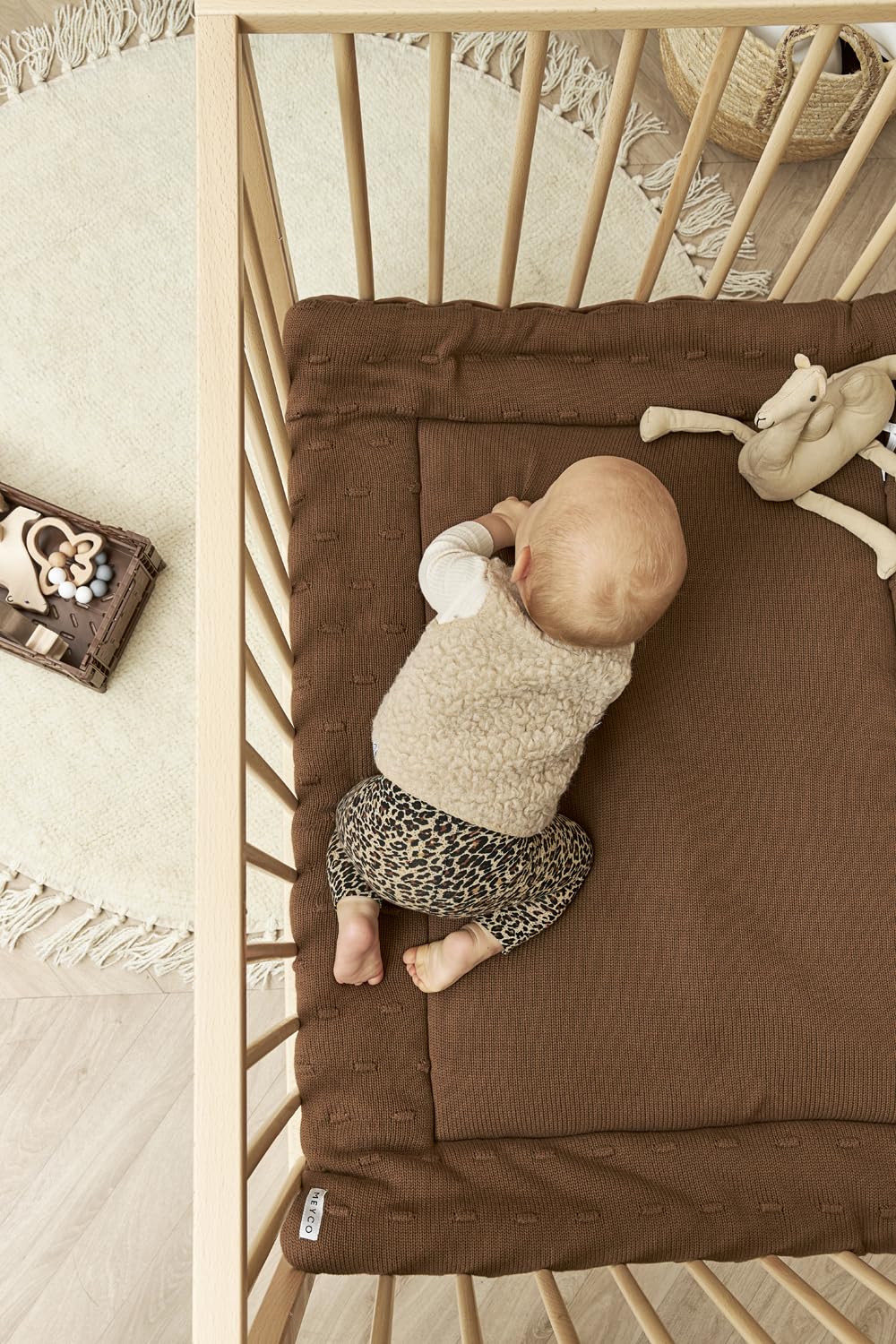MEYCO Baby Knots Laufgittereinlage (weiches und sicheres Material, doppelseitiges Design, maschinenwaschbar, Außenseite aus 100% Baumwolle, Rückseite aus 100% Velvet, Größe: 77 x 97 cm), Schokolade