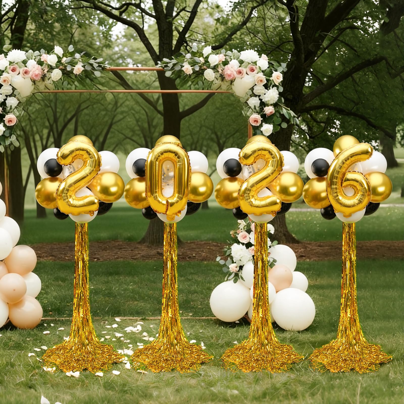 Decoraciones de graduación 2026: juego de 4 topiarios de globos de pie, kit de soporte para globos, centros de mesa de fiesta con cortinas de lluvia doradas, decoraciones de clase de 2026 para jardín
