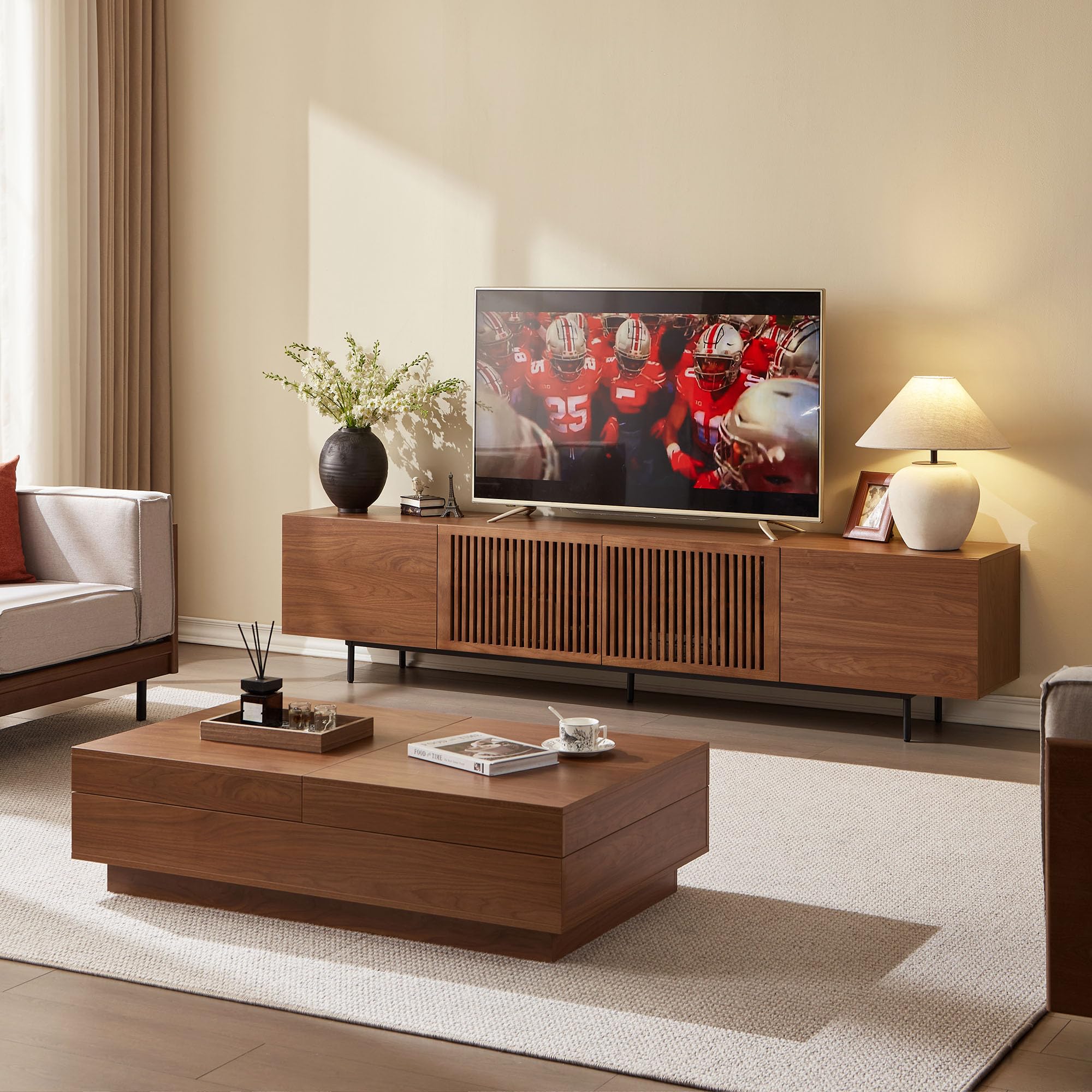 TV-Schrank 240 cm, TV Lowboard für 85 Zoll TVs, Walnuss | 240 cm Breite, Für Fernseher bis 85 Zoll, 6 Staufächer, Walnussoptik, Lamellentüren aus Eschenholz, Pflegeleichte Oberfläche