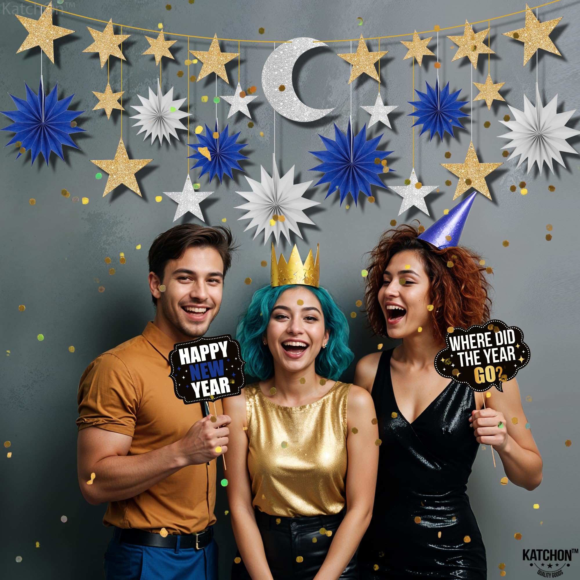 KatchOn, Suministros de fiesta de Año Nuevo 2025 – Paquete de 4 | Pancarta premontada, Feliz Año Nuevo | Abanicos de papel con estrella dorada y pancarta de luna para decoraciones de Feliz Año Nuevo