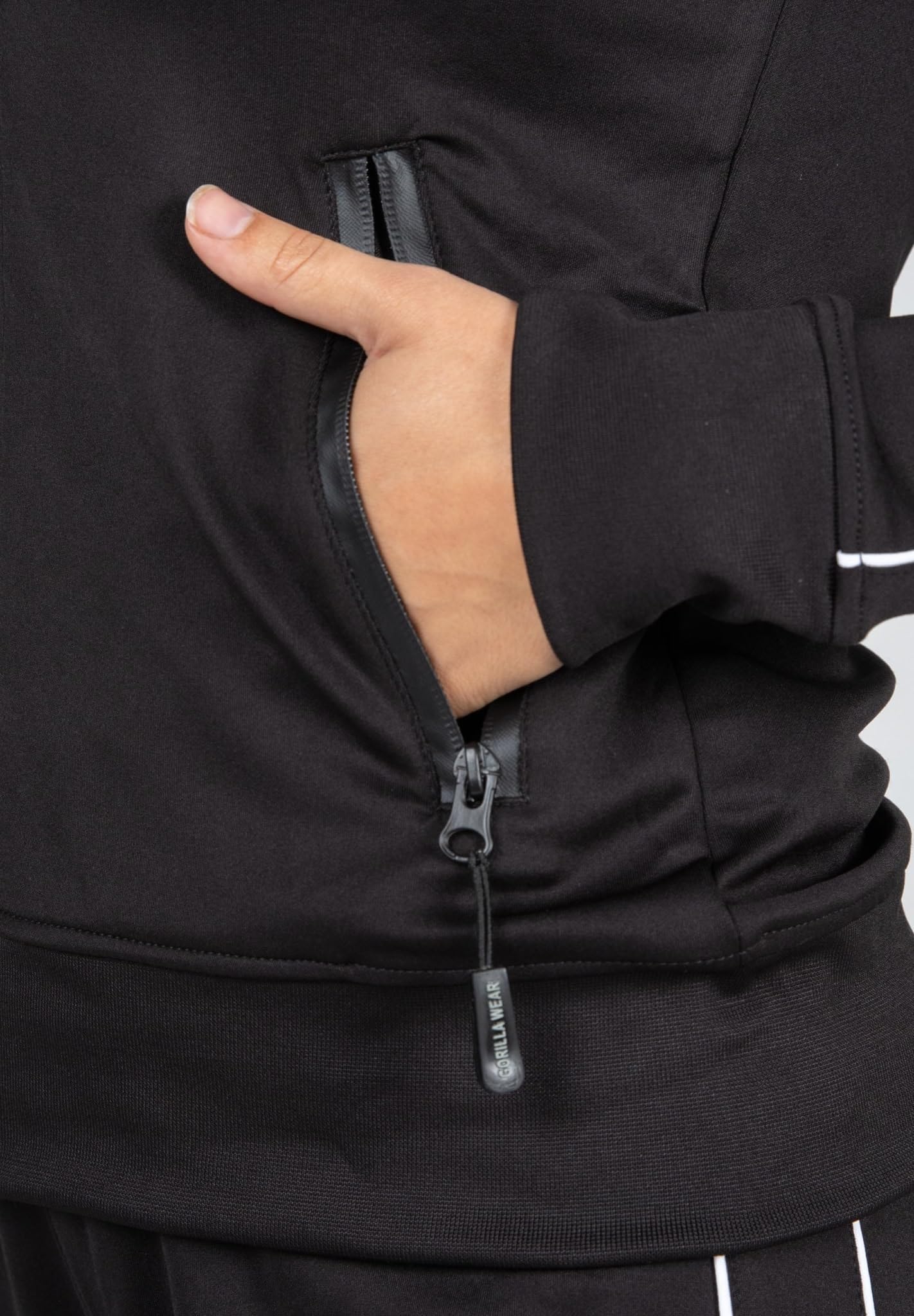 Gorilla Wear - Montana Track Jacket - Schwarz - Bodybuilding Sport Alltag Freizeit mit Logo Aufdruck leicht und bequem für optimale Bewegung aus Polyester Elasthan