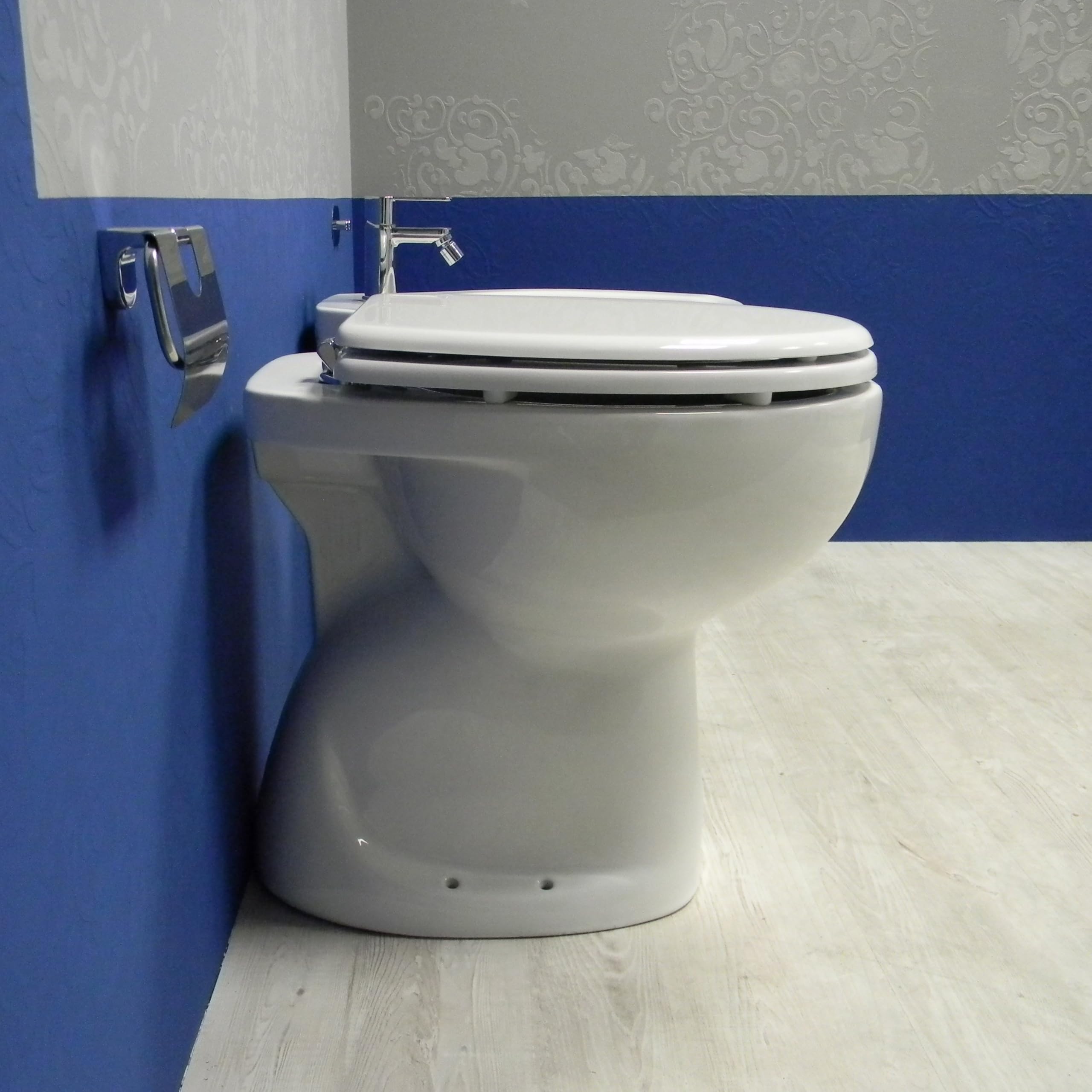 Inodoro blanco elevado sin asiento para personas mayores – Comodidad y accesibilidad