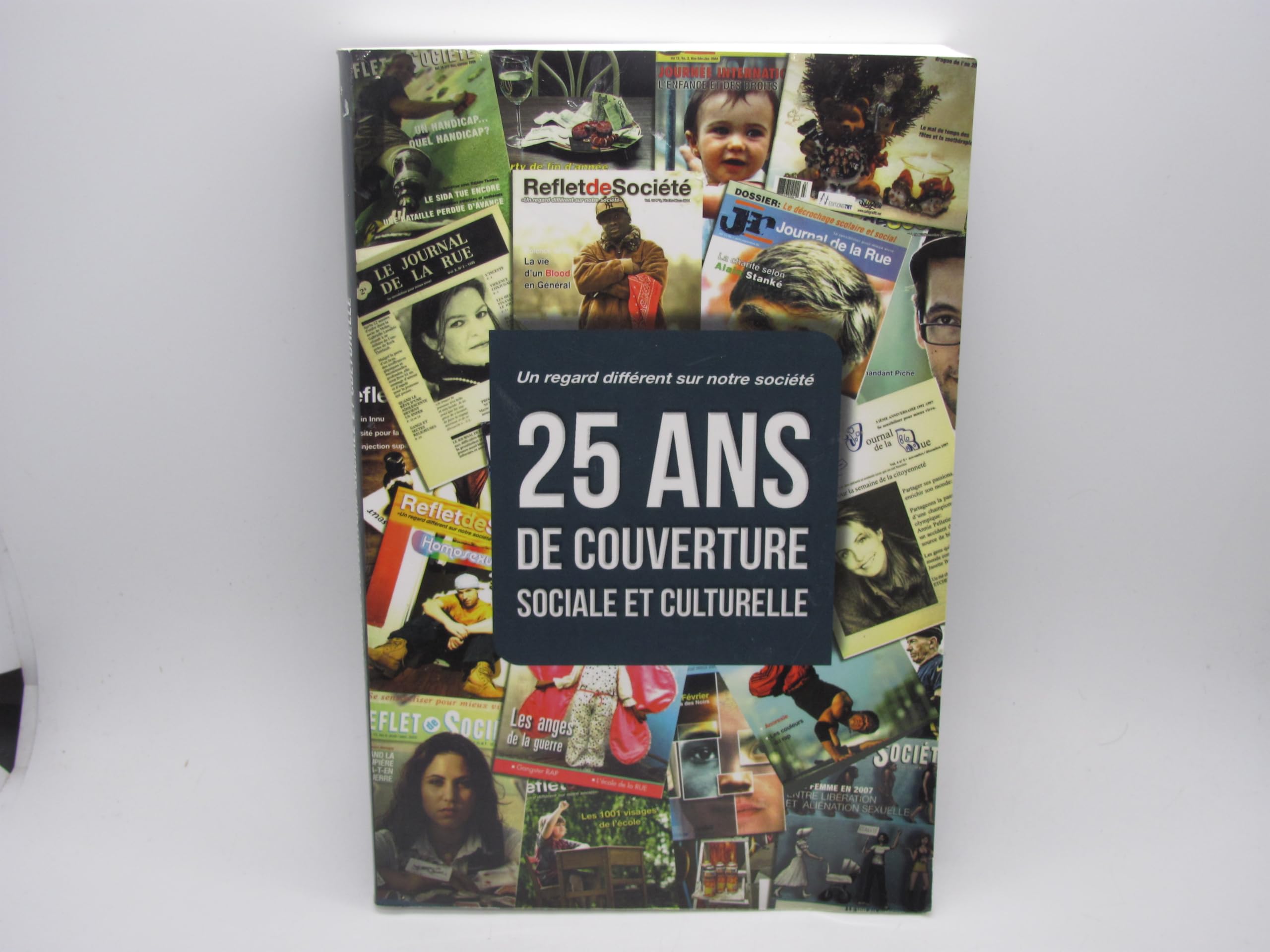 Un regard différent sur notre société : 25 ans de couverture sociale et culturelle / Reflet de société [Paperback] Delphine Caubet