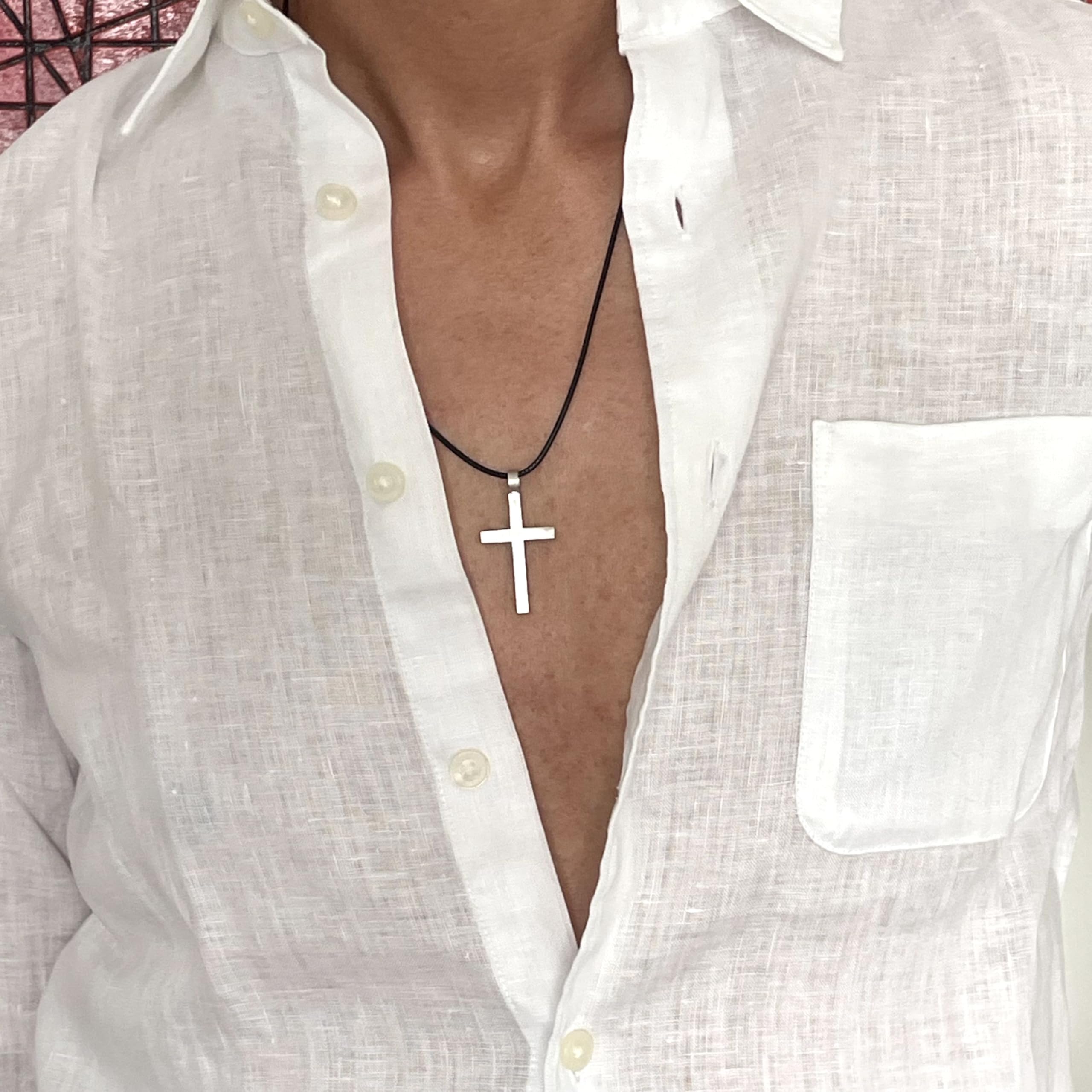 ZENSE - Collana da uomo con croce latina in argento massiccio spazzolato 925, realizzata a mano - Anti-ingiallimento rodio - Altezza 3,5 cm - Cordino nero 55 cm - Certificato di autenticità