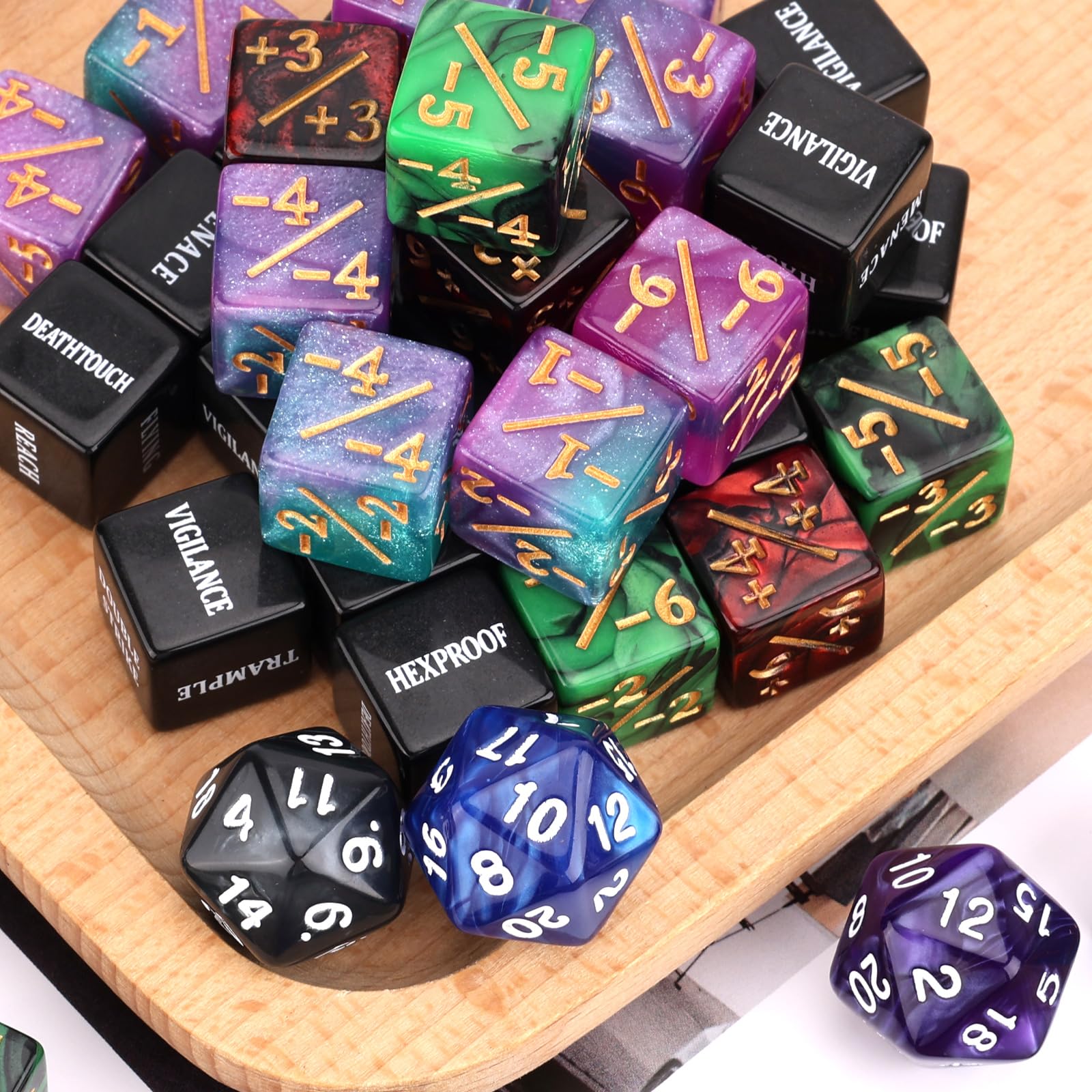 BOXOB 51szt Kostki Gry Abilities Keywords Counter, MTG Creature Stats Buff Kostki Lojalnościowe D20 Magiczne Liczniki Życia Prezenty do TCG RPG Akcesoria Gier Karcianych z Aksamitną Torbą (4 Kolory)